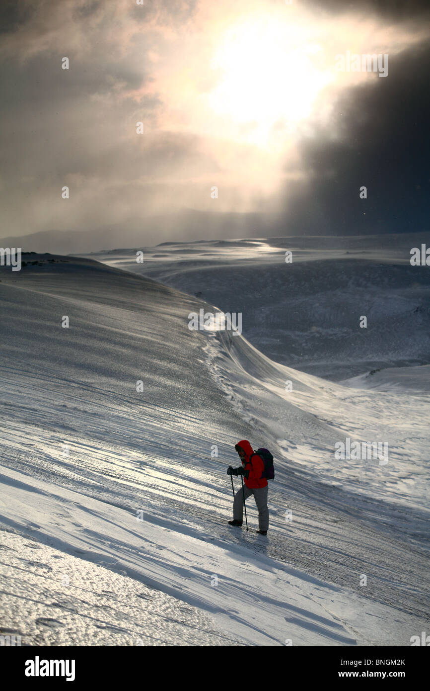 Escursionista camminando sul paesaggio di ghiaccio su un vulcano islandese Foto Stock