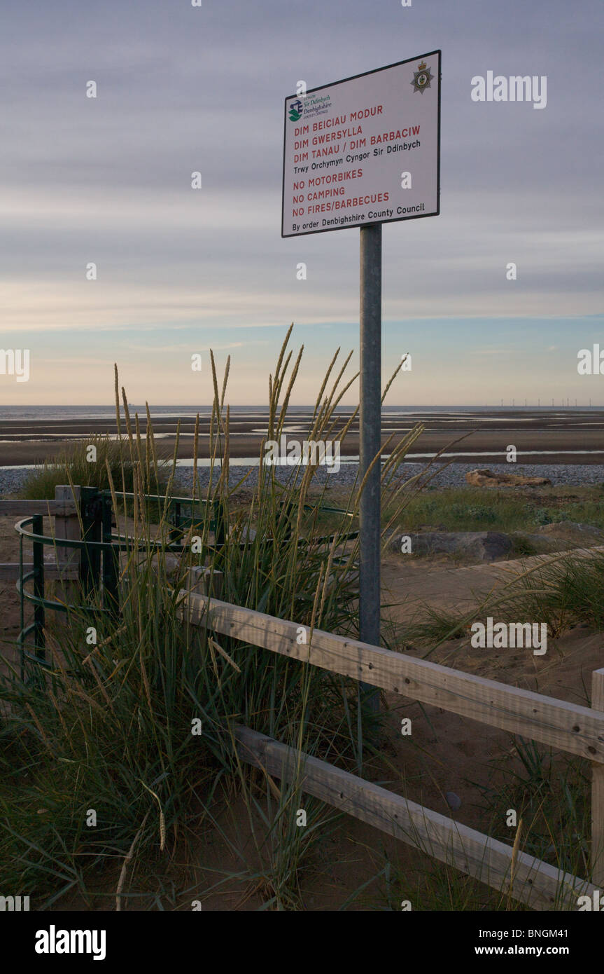 Gazzetta bacheche sul bordo di dune di sabbia e dare consigli ai visitatori in gallese e inglese. Foto Stock