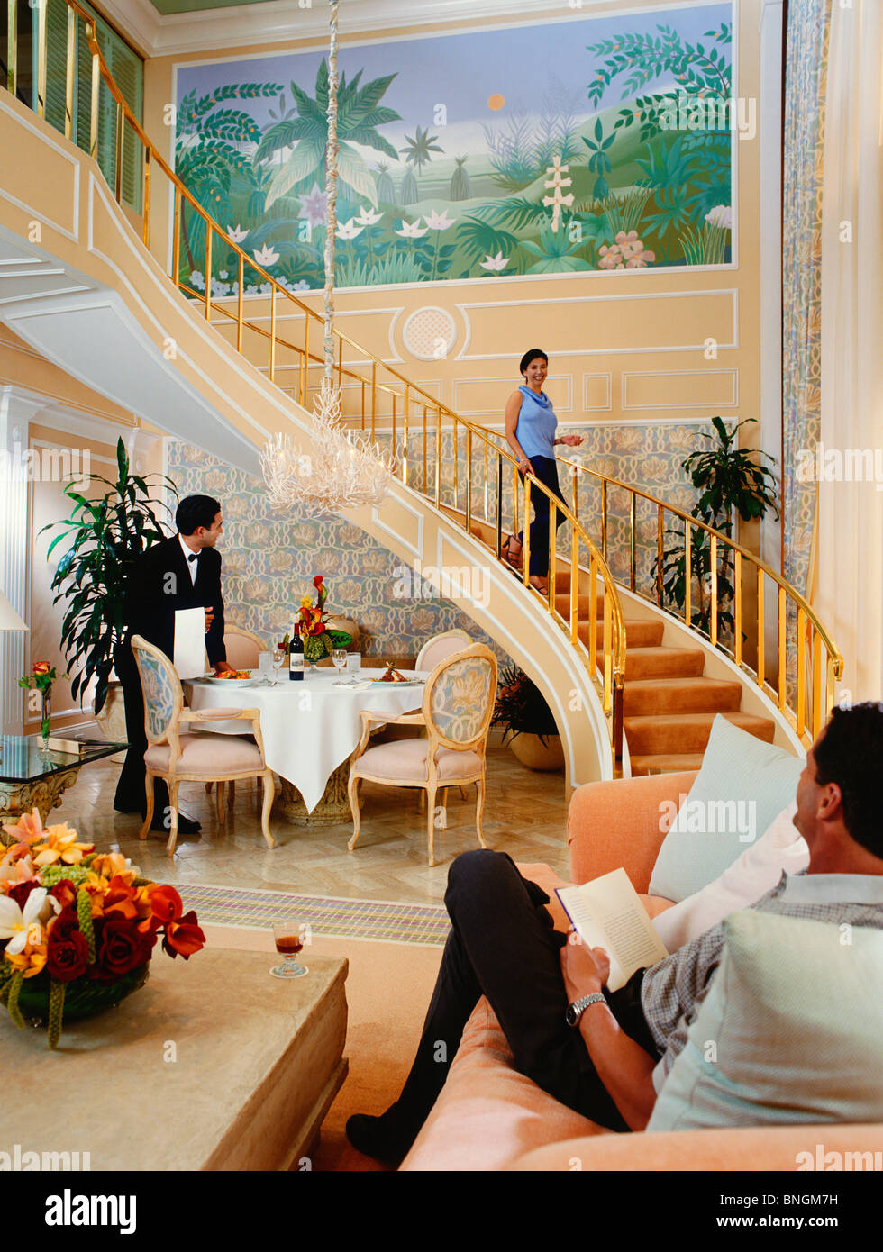 La donna si sta spostando verso il basso una scala di un hotel Foto Stock