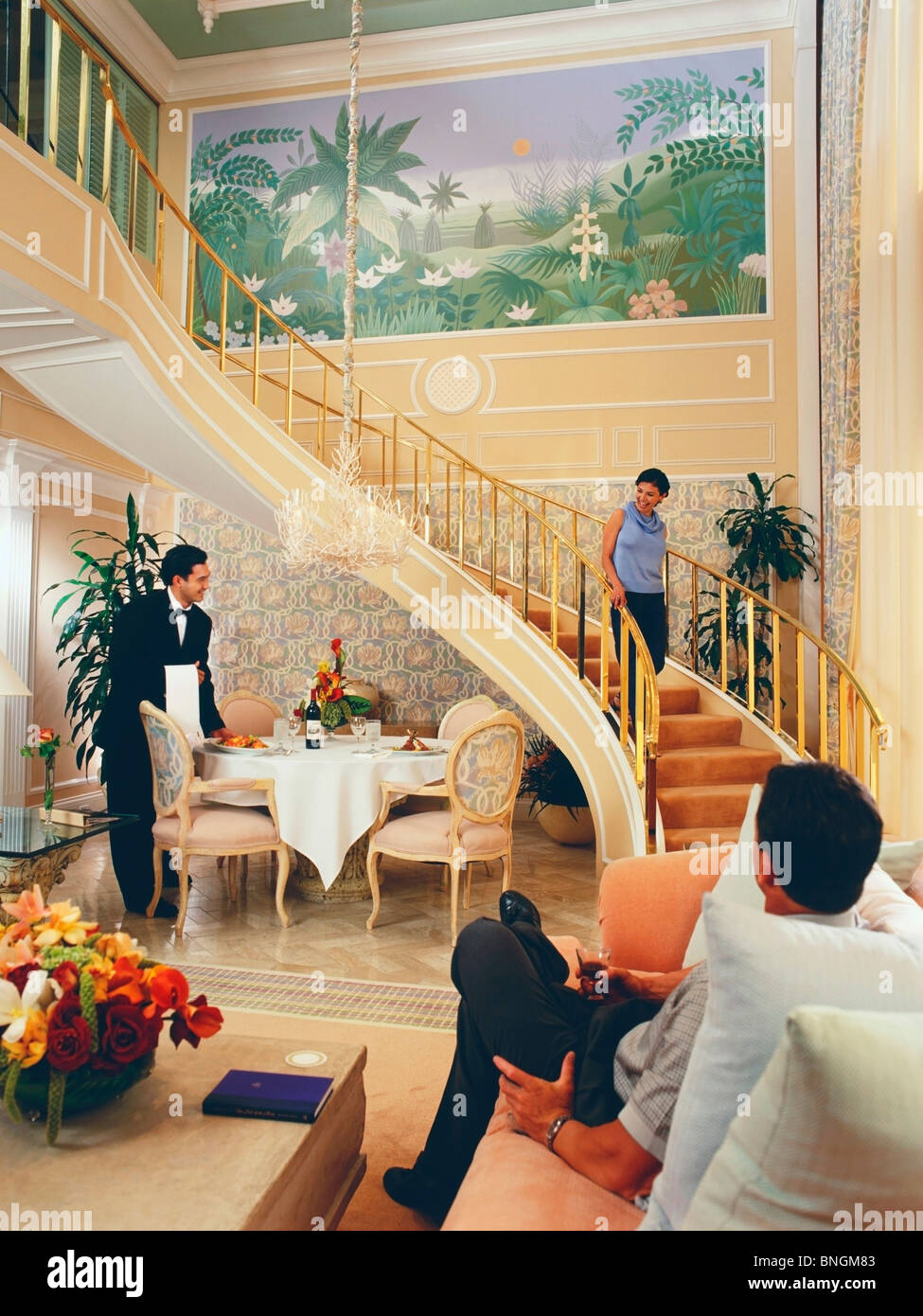 La donna si sta spostando verso il basso una scala di un hotel Foto Stock