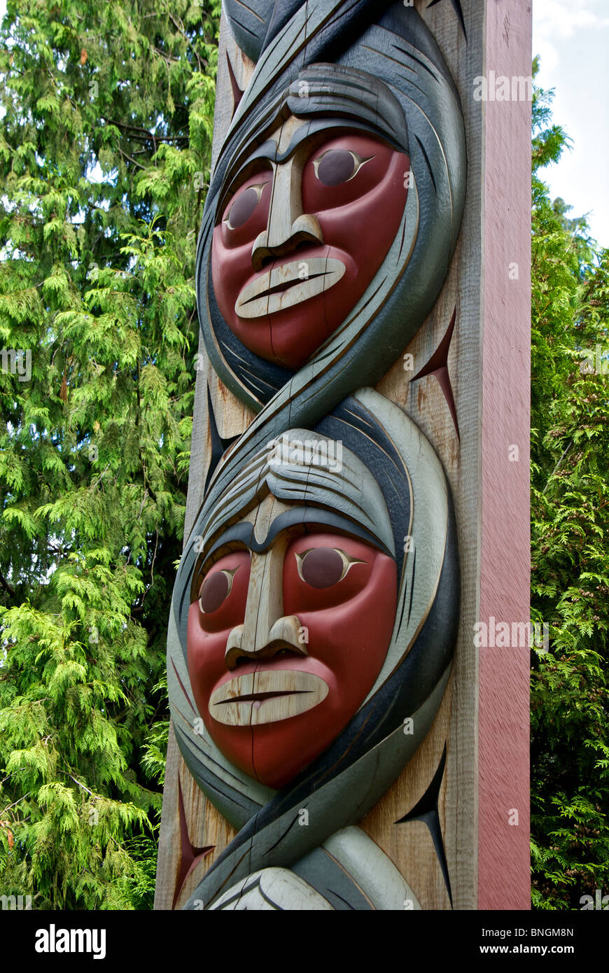 Intricate e riccamente intagliato prima delle Nazioni native design casa lungo il supporto in legno post Stanley Park a Vancouver BC Foto Stock