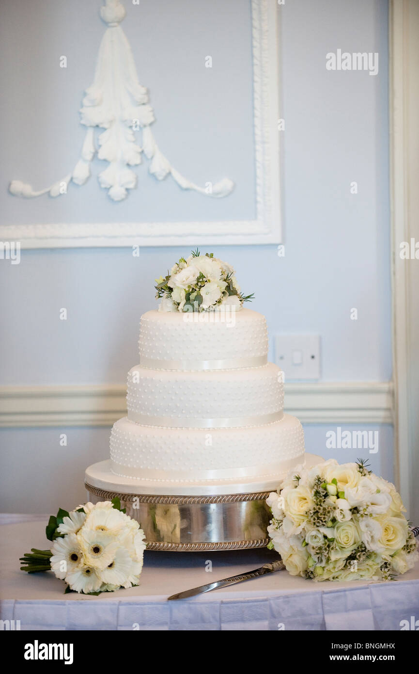 Torta di Nozze e della sposa bouquet floreale Foto Stock