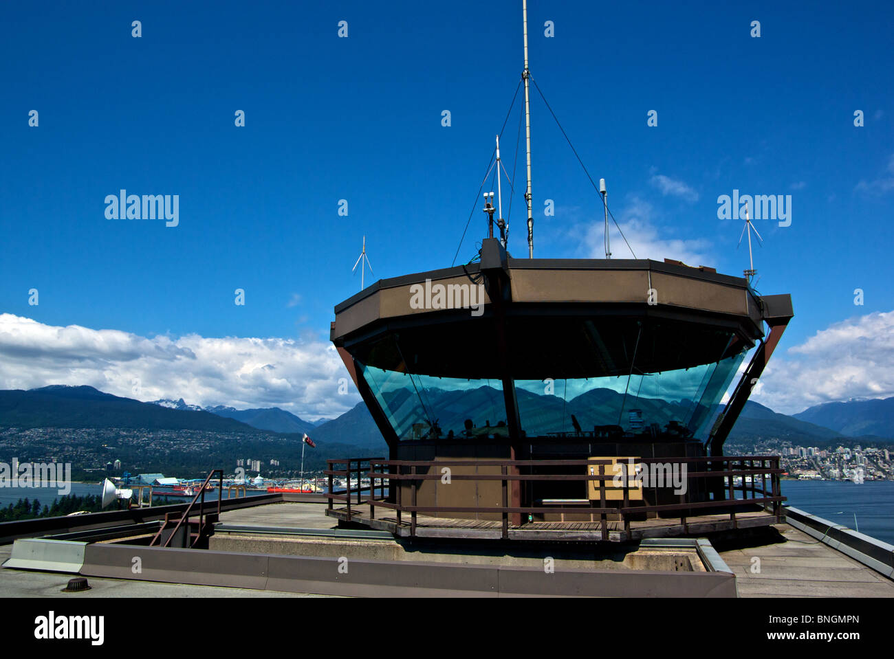 Controller in vetro racchiuso il porto di Vancouver la torre più alta del mondo del controllo del traffico aereo in cima al tetto del sole edificio della provincia Foto Stock