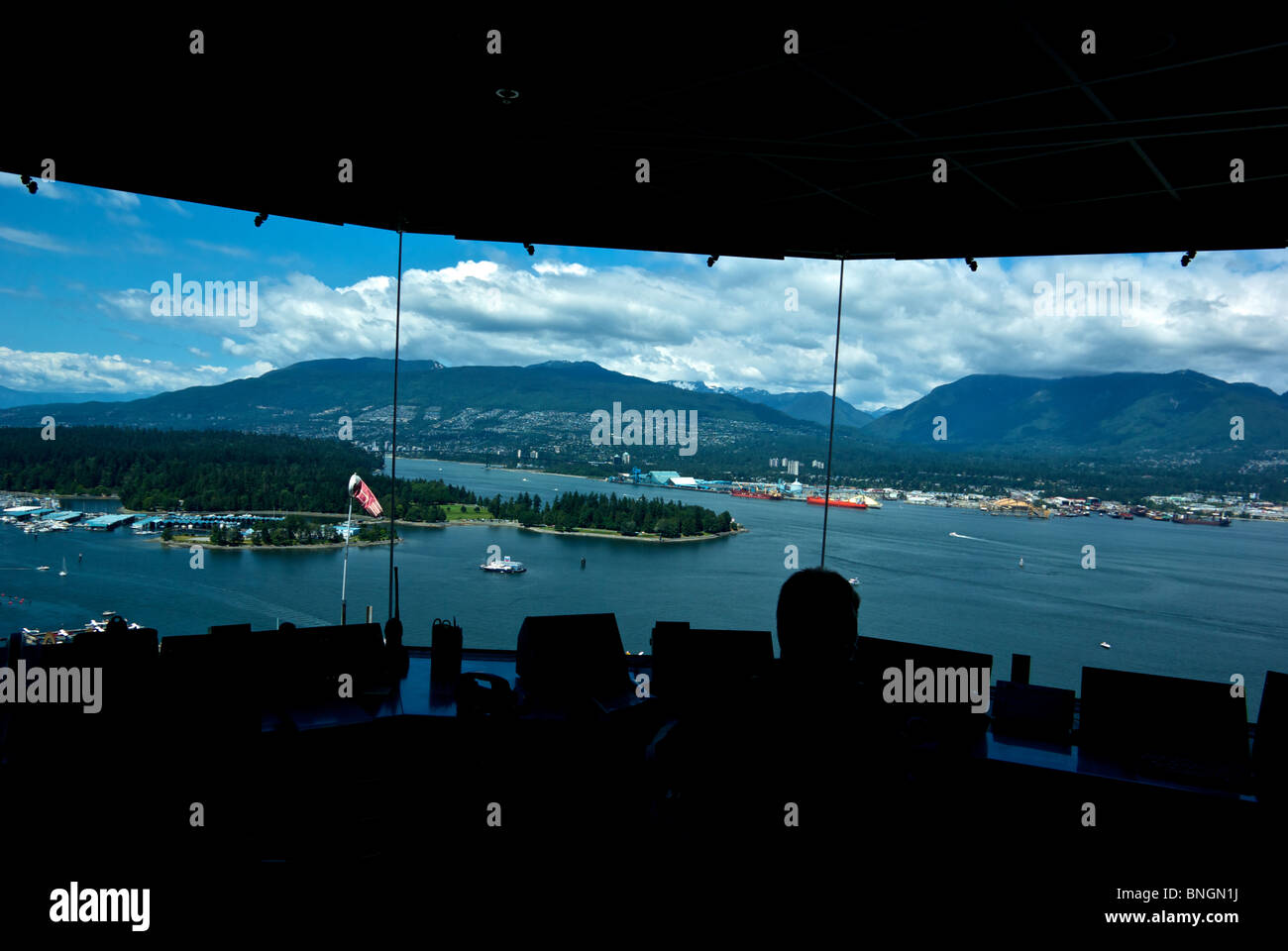 Vista Controller in vetro racchiuso il porto di Vancouver la torre più alta del mondo del controllo del traffico aereo in cima al tetto del sole edificio della provincia Foto Stock