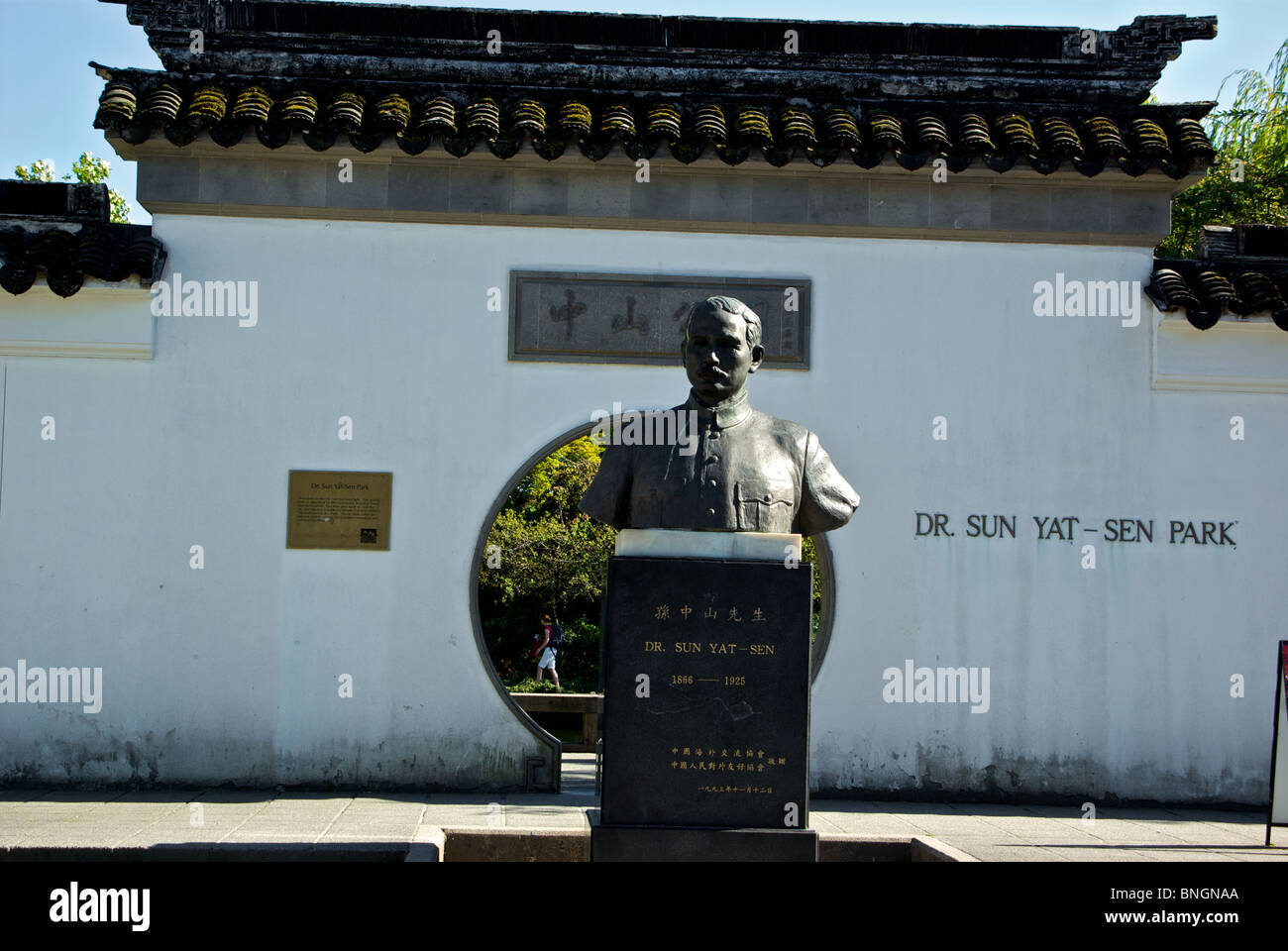 Statua di Dr.Sun Yat Sen in ingresso al classico giardino Cinese park Chinatown Vancouver BC Foto Stock