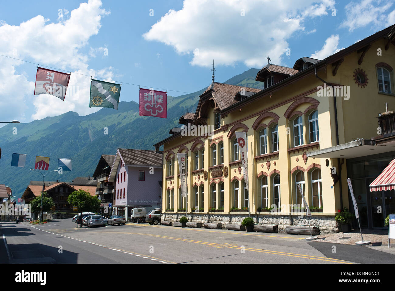 Strada principale di Brienz con il museo di scultura e workshop sulla destra. Foto Stock