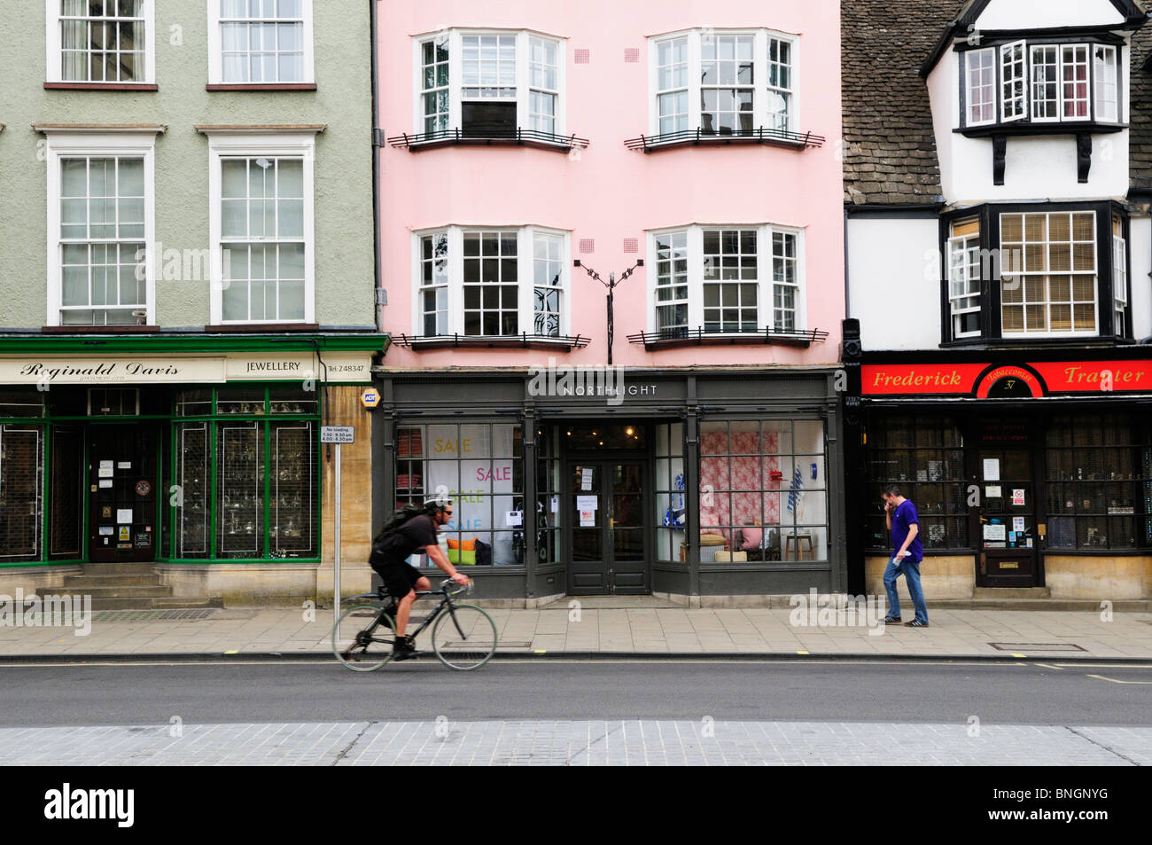 Negozi colorati lungo Oxford High Street, Oxford, England, Regno Unito Foto Stock