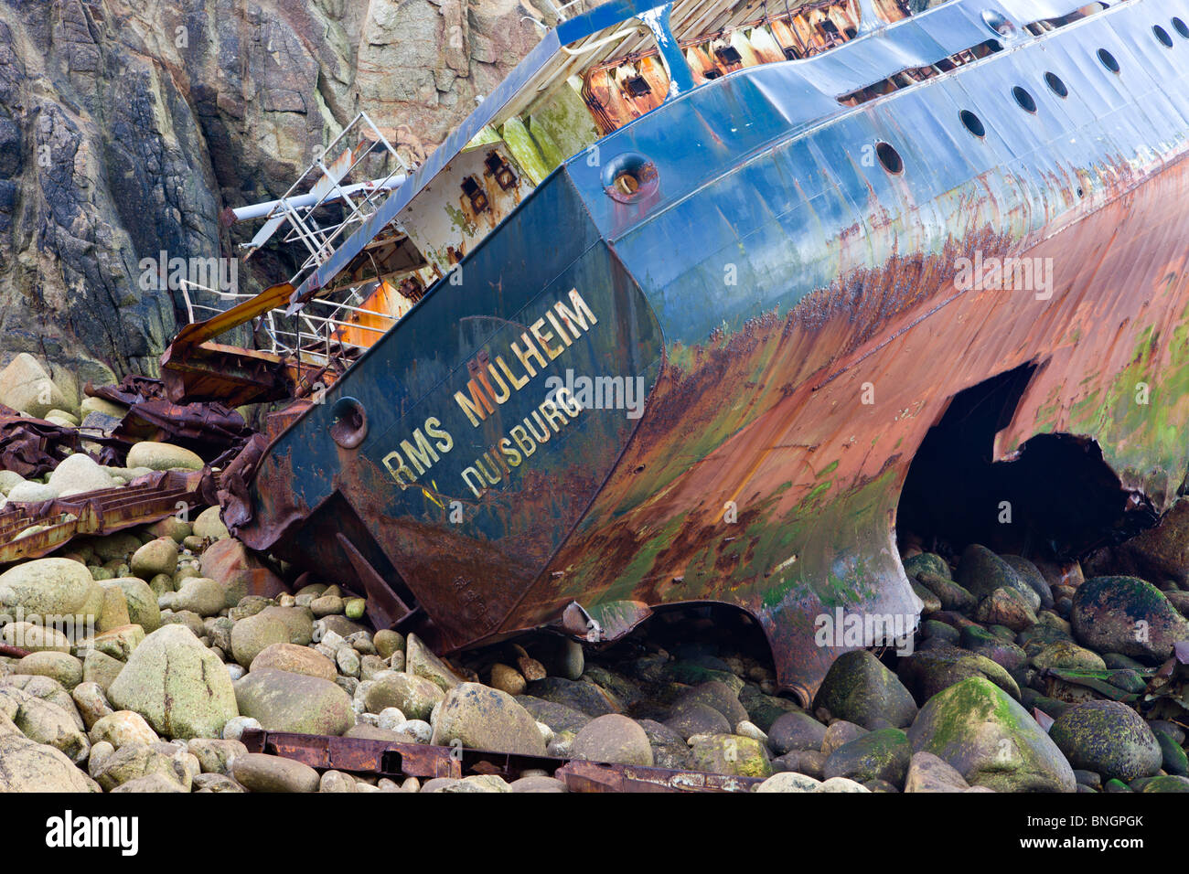 Relitto della nave naufragata la RMS Mulheim alla base delle scogliere vicino Land's End, Cornwall, Inghilterra. Foto Stock