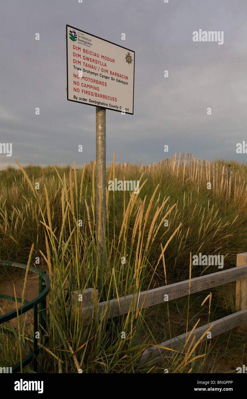 Gazzetta bacheche sul bordo di dune di sabbia e dare consigli ai visitatori in gallese e inglese. Foto Stock