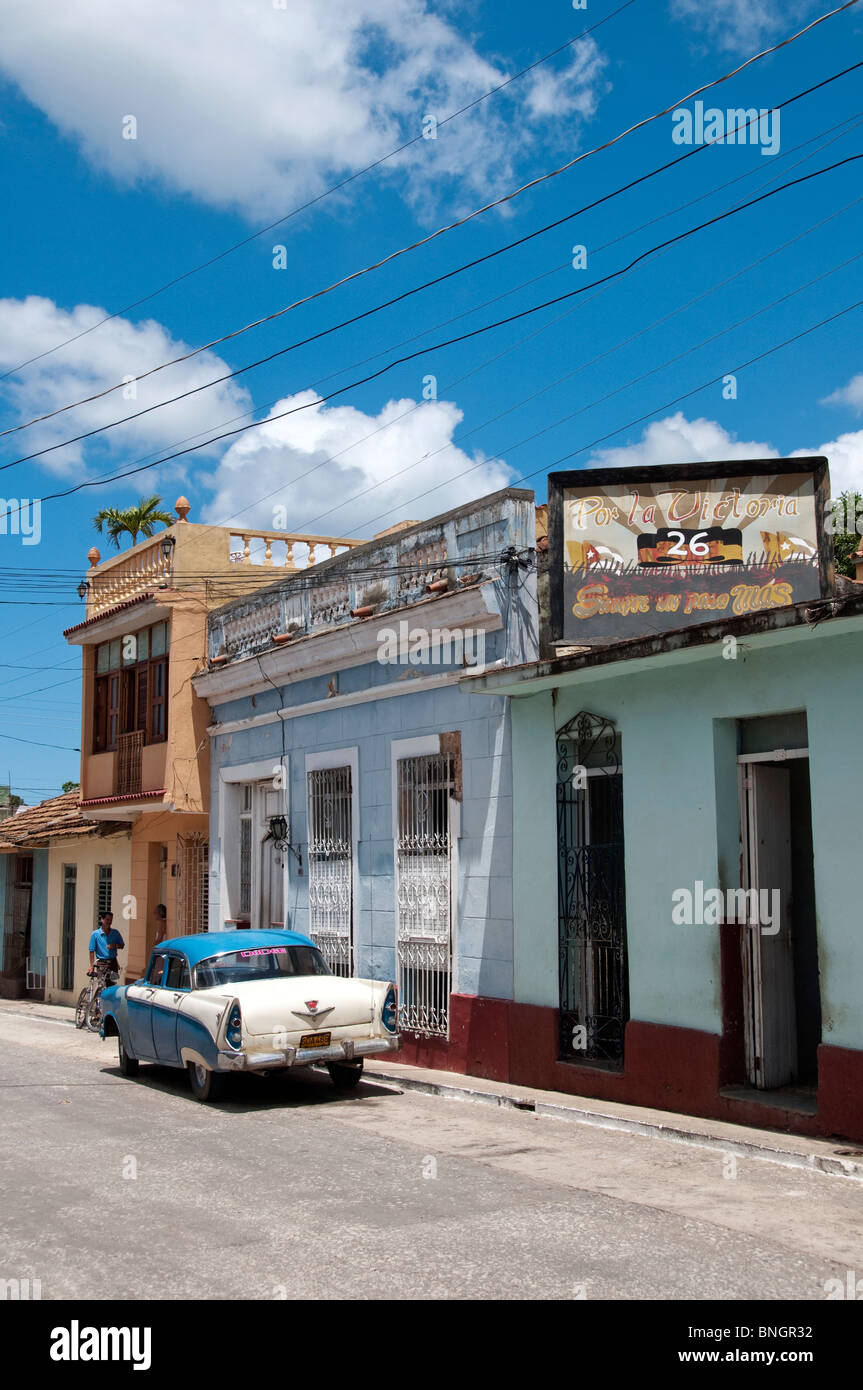 Classic American automobili sulle strade di Trinidad Cuba Foto Stock