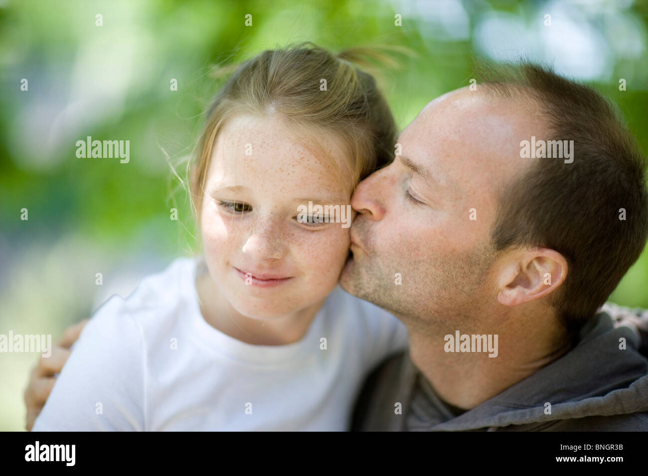 Metà uomo adulto baciare la figlia Foto Stock