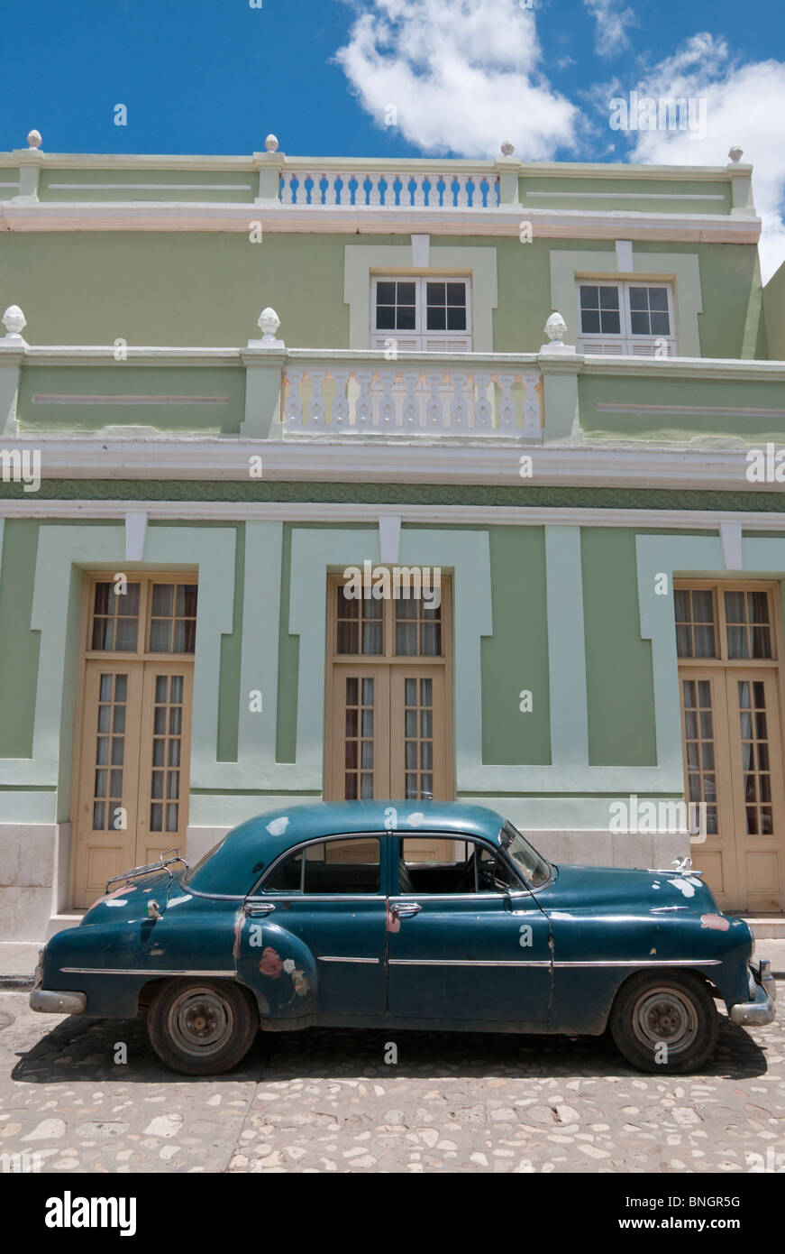 Anni Cinquanta la vettura americana al di fuori di un edificio,Trinidad, Cuba Foto Stock