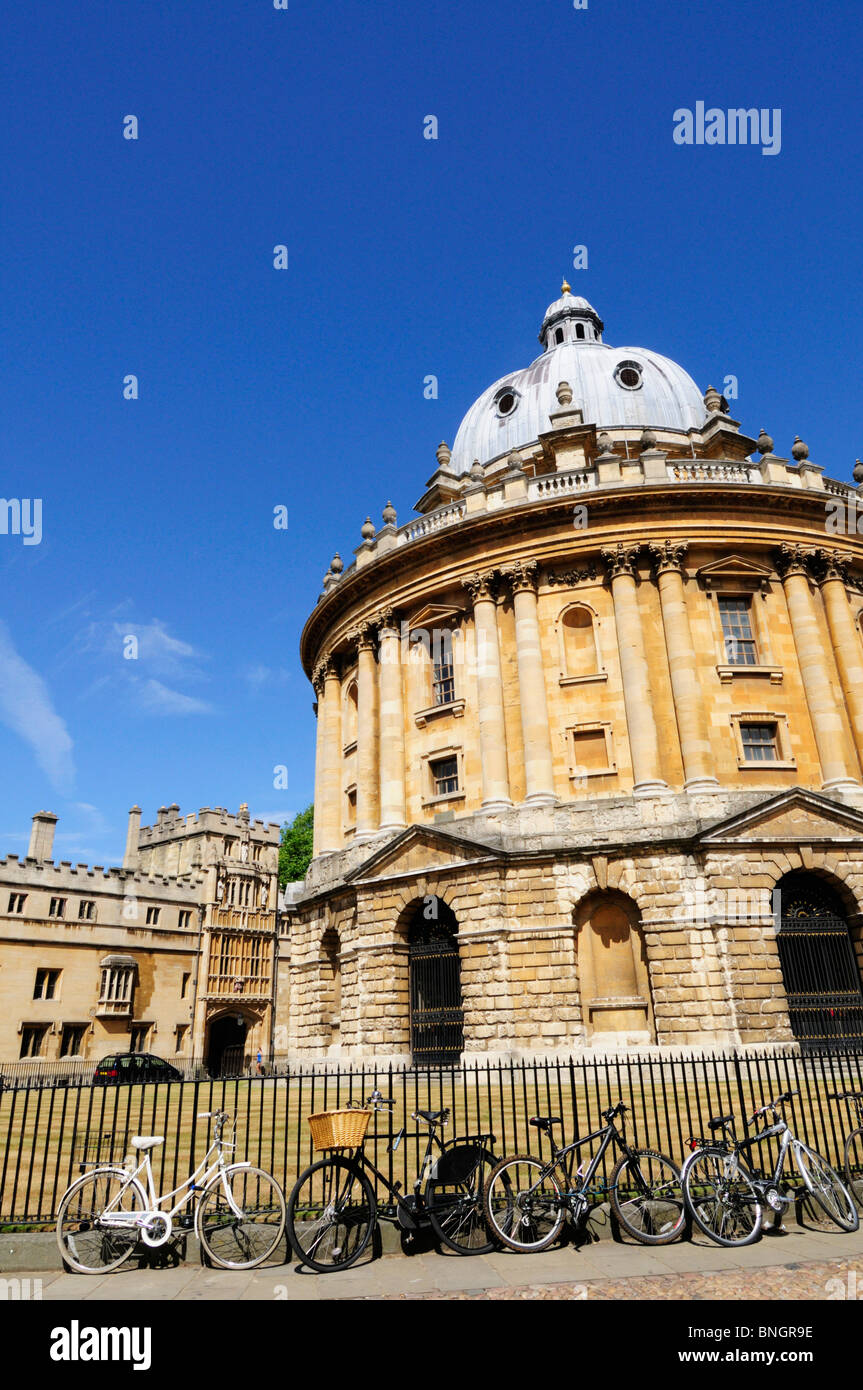 Radcliffe Camera guardando verso Brasenose College di Oxford, England, Regno Unito Foto Stock