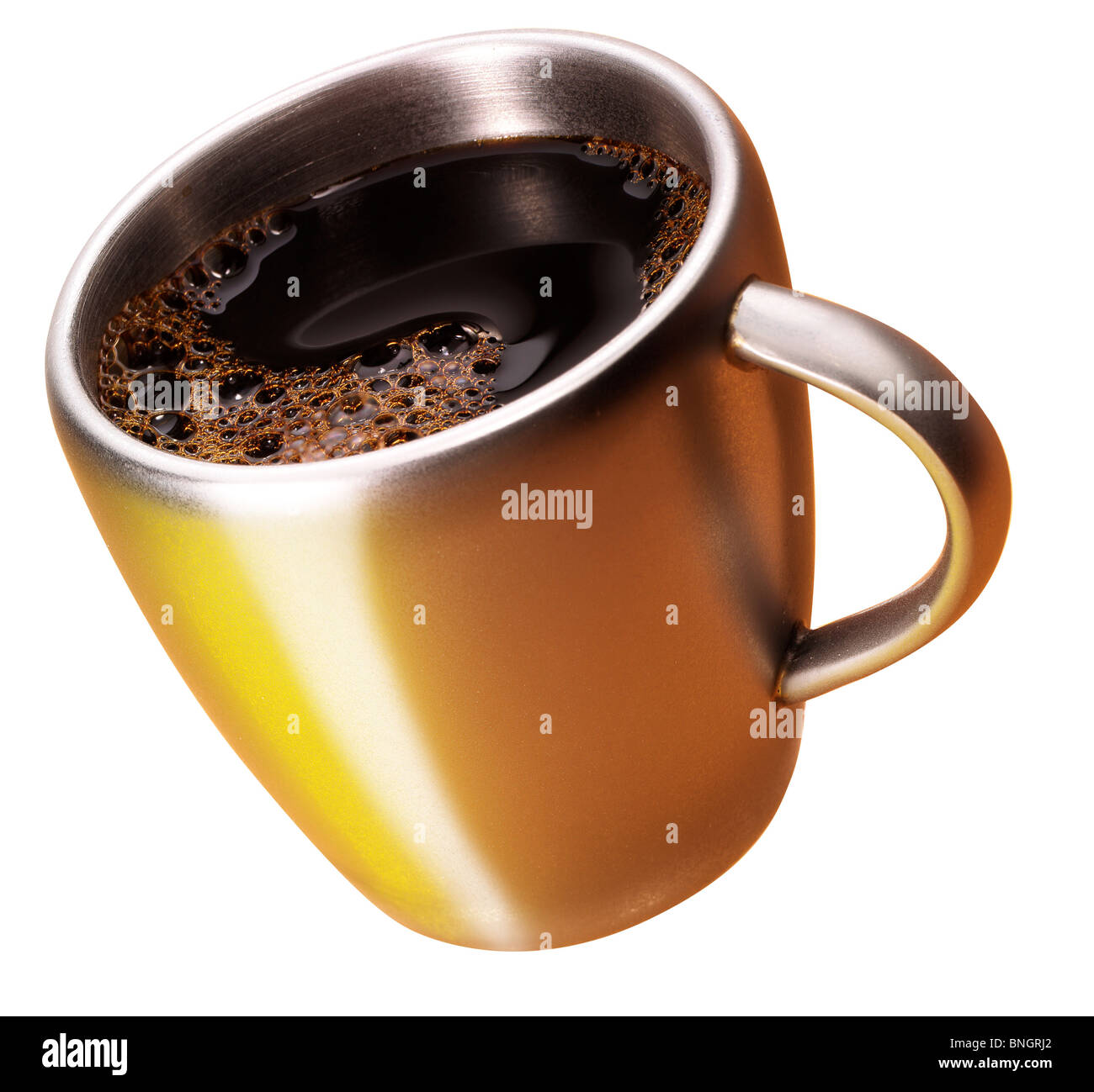 Il caffè nella tazza di metallo in una golden shine Foto Stock