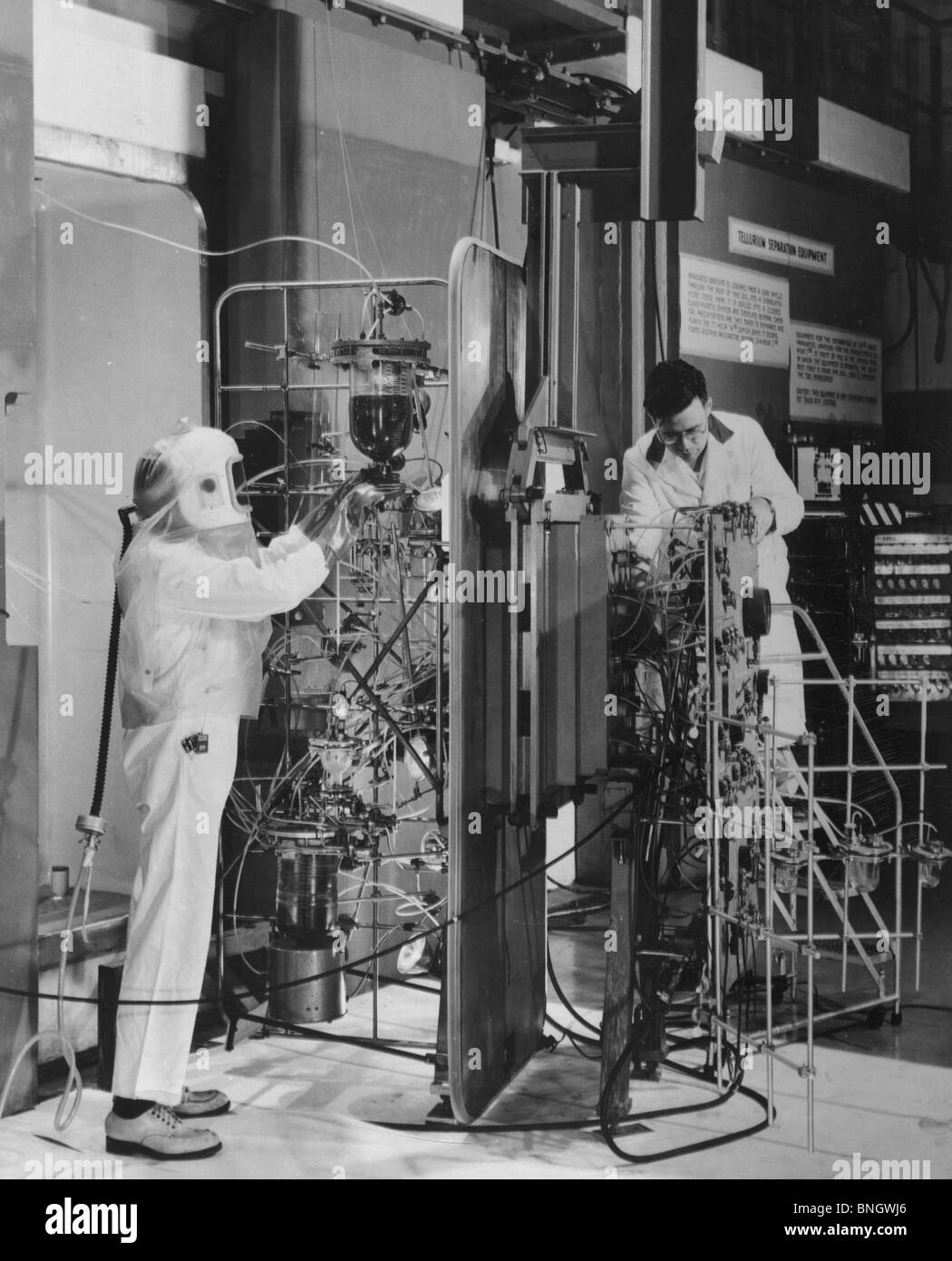 Stati Uniti d'America, nello Stato di New York, Long Island, Upton, il Brookhaven National Laboratory, due gli scienziati che lavorano nel laboratorio nucleare, 1970s Foto Stock