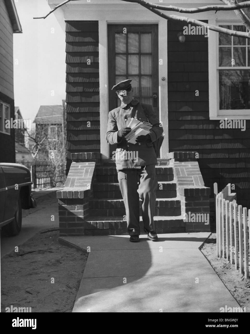 Portalettere consegna la posta Foto Stock