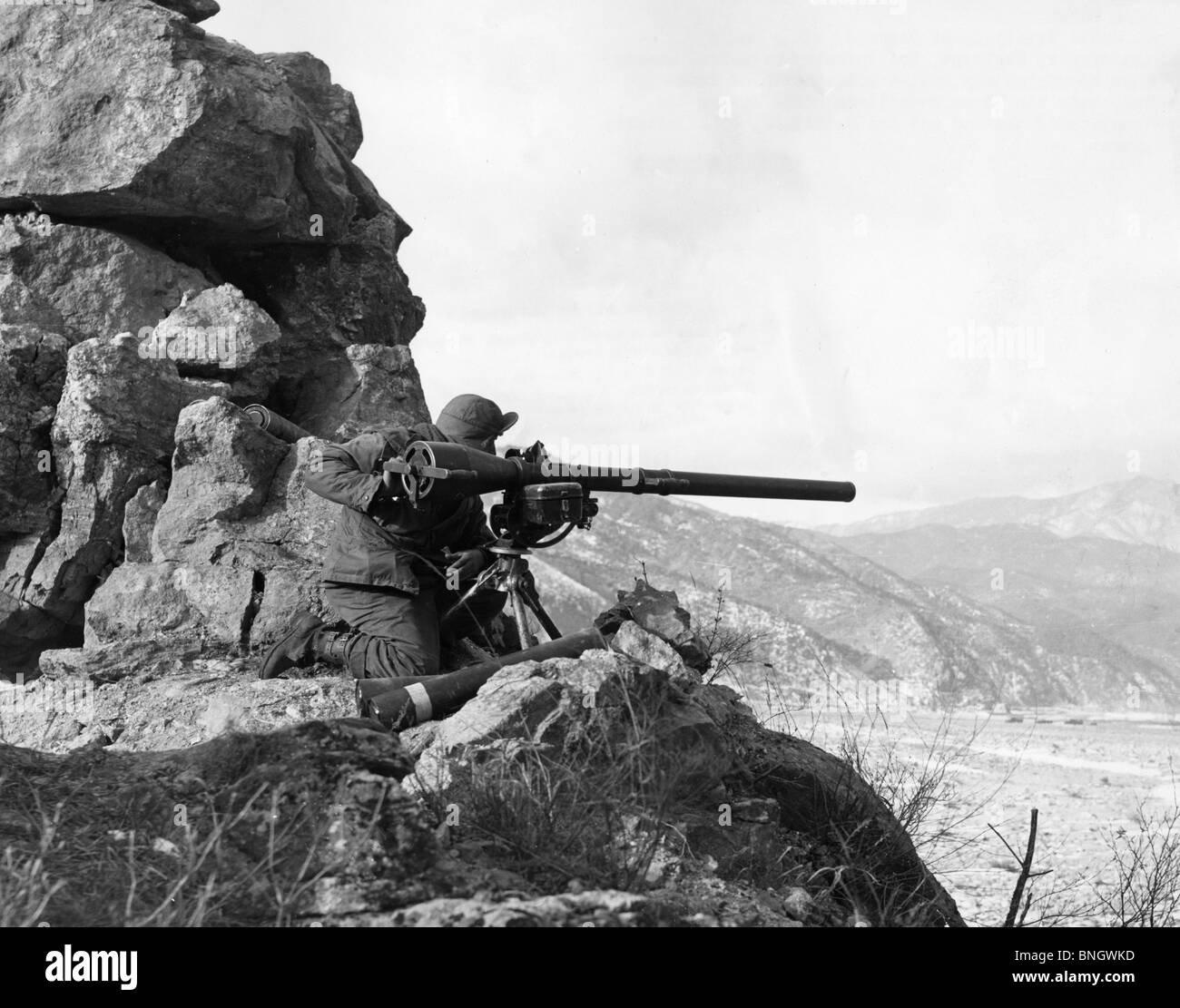 Corea, US Army soldier holding arma sulla collina durante la guerra degli anni cinquanta Foto Stock