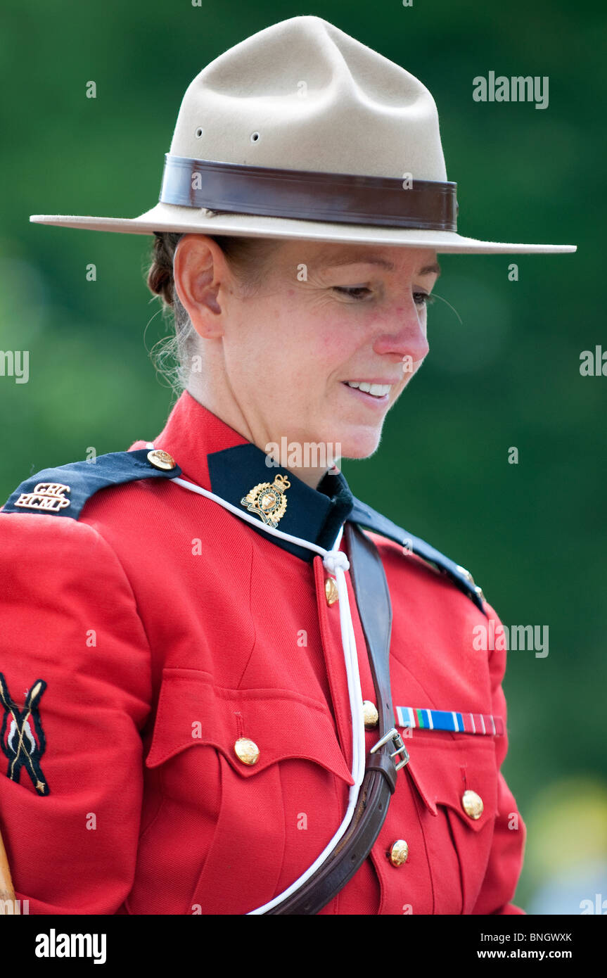 Donna ufficiale di polizia RCMP Sat on A Horse parte del 2010 Musical Ride display Team ad un evento a Ottawa, Canada, foto di scorta Foto Stock