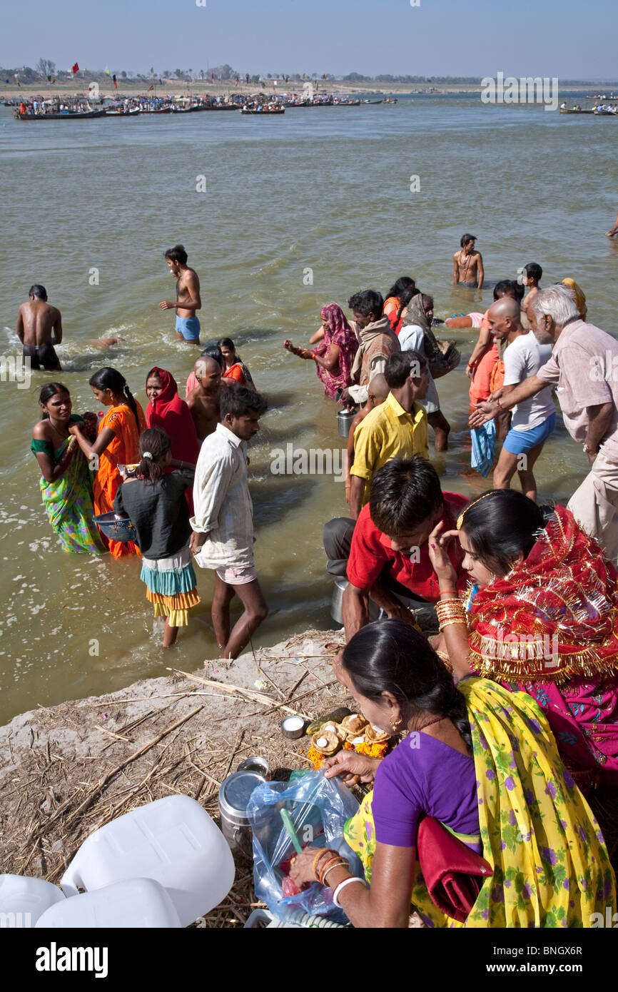 Pellegrini indù la balneazione nel fiume Gange. Di Allahabad. India Foto Stock