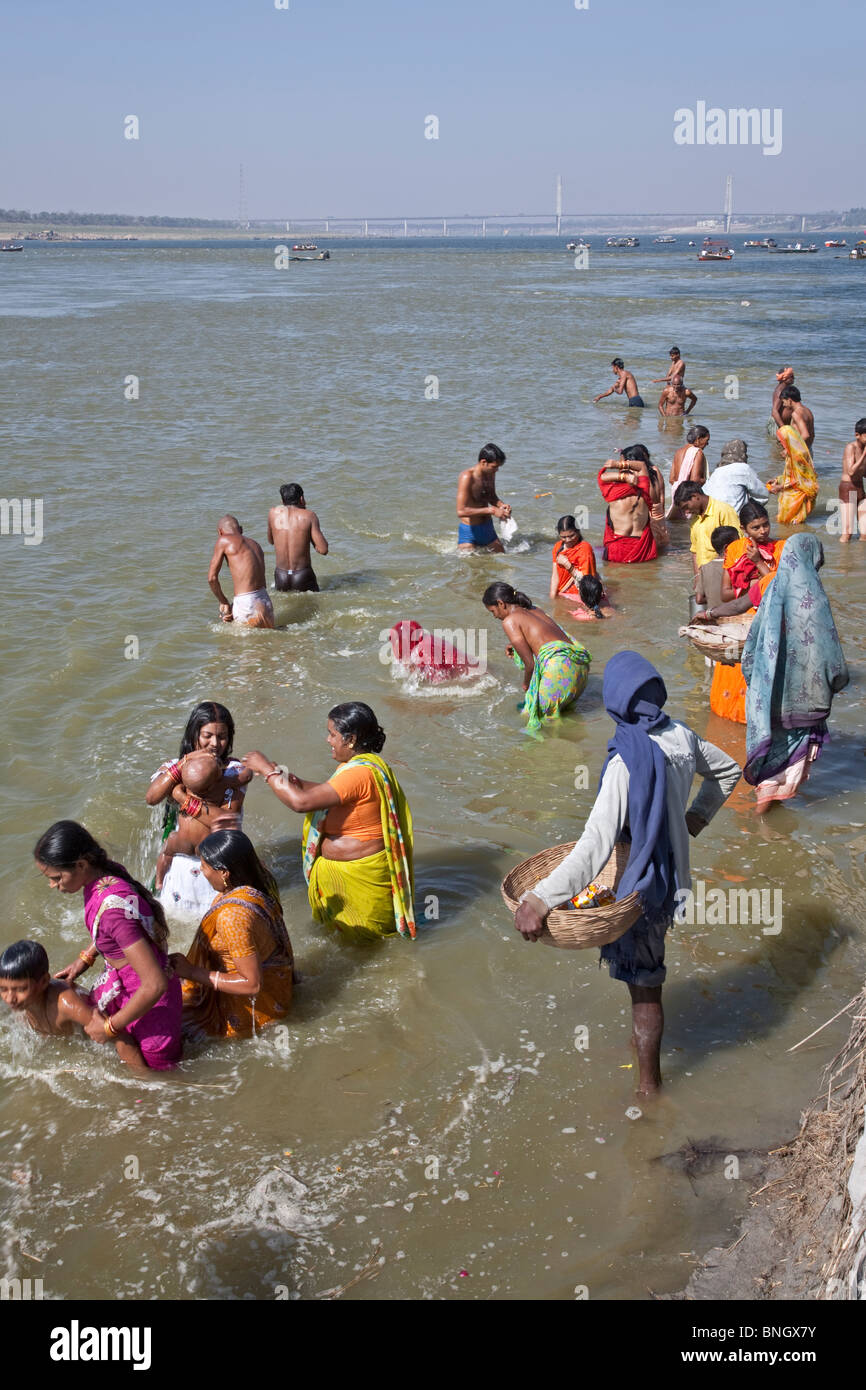 Pellegrini indù la balneazione nel fiume Gange. Di Allahabad. India Foto Stock