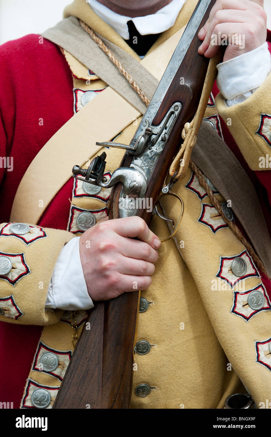 Ventiduesimo reggimento Cheshire soldato piede uniforme e flintlock moschetto. La rievocazione Foto Stock