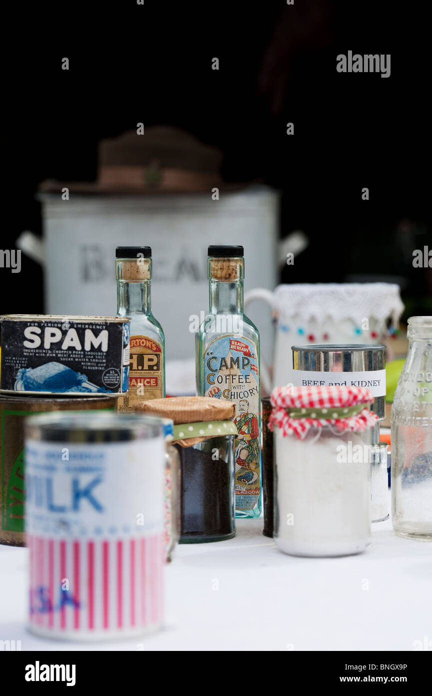 Replica alimentari in tempo di guerra su un tavolo da cucina in una storica storia vivente evento. Regno Unito Foto Stock