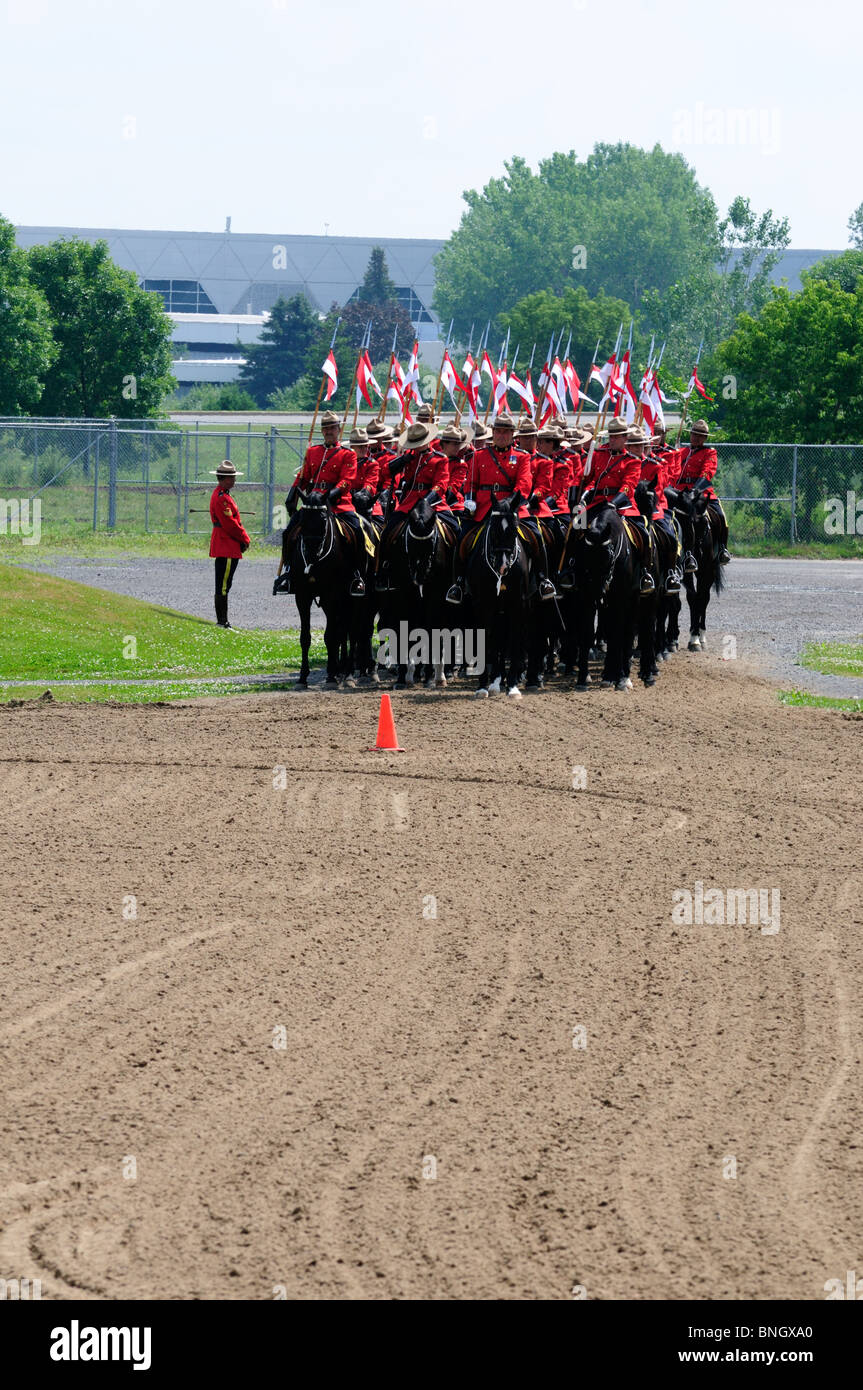 Il giro musicale del Royal Canadian polizia montata entrare nell'Arena Foto Stock