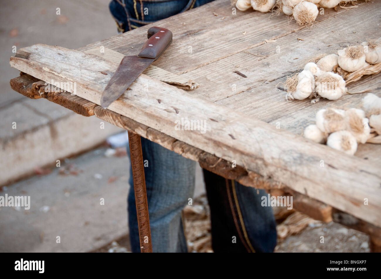 Agricoltori e produrre le scene del mercato nella città di Trinidad, Cuba. Alimenti, prodotti, animali, vino, marmellate, pane, fagioli e verdure carne Foto Stock