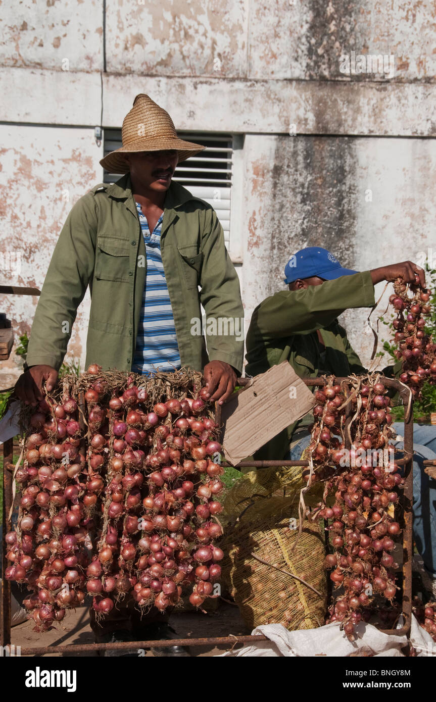 Agricoltori e produrre le scene del mercato nella città di Trinidad, Cuba. Alimenti, prodotti, animali, vino, marmellate, pane, fagioli e verdure carne Foto Stock