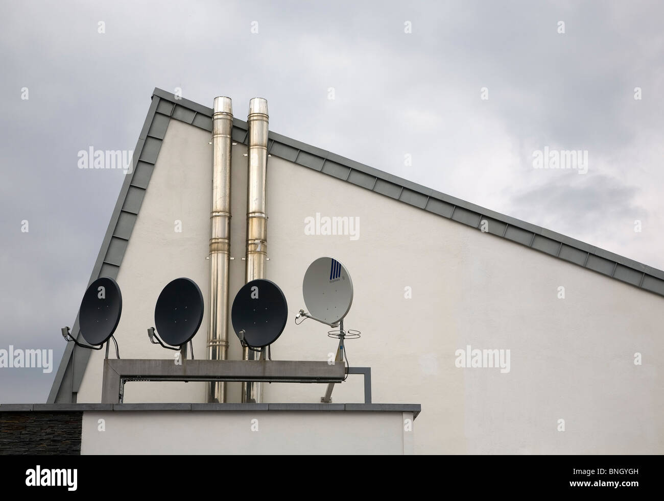 La comunicazione via satellite piatti del Cliff Hotel, Ardmore, nella contea di Waterford, Irlanda Foto Stock