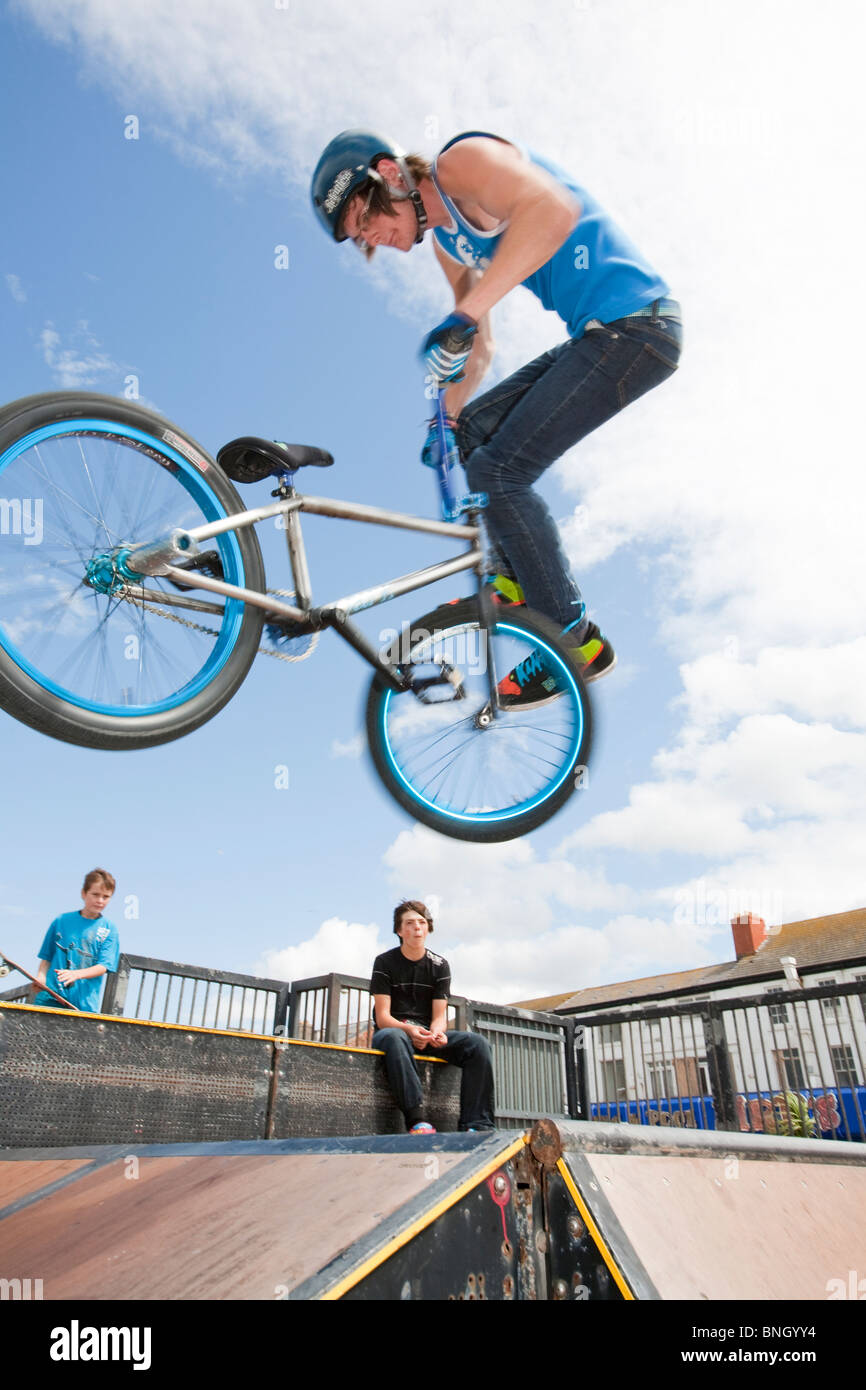 Ragazzi adolescenti eseguire acrobazie aeree su BMX biciclette presso un  parco di BMX in Rhyl, il Galles del Nord Foto stock - Alamy