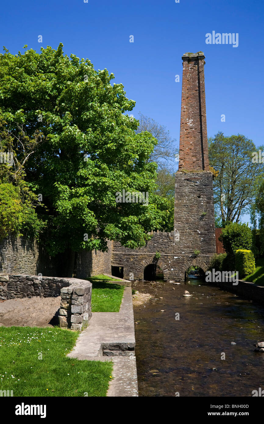 Inizio di Huntingdon del XIX secolo distilleria di whisky, camino tratte in modo univoco il fiume, Clashmore, nella contea di Waterford, Irlanda Foto Stock