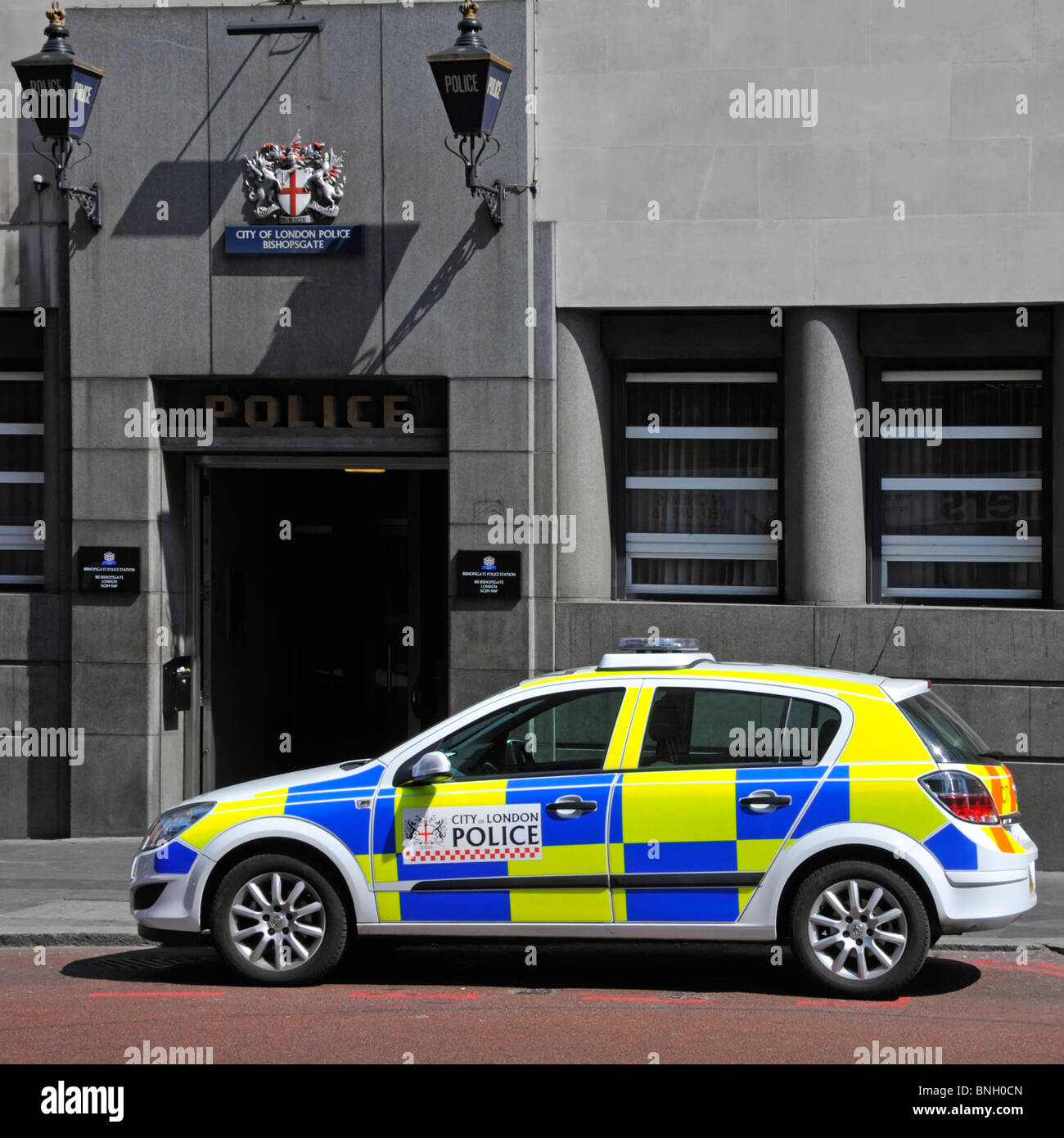 Auto della Polizia parcheggiato al di fuori della città di Londra Bishopsgate stazione di polizia con lampade blu e lo stemma di ingresso sopra England Regno Unito Foto Stock