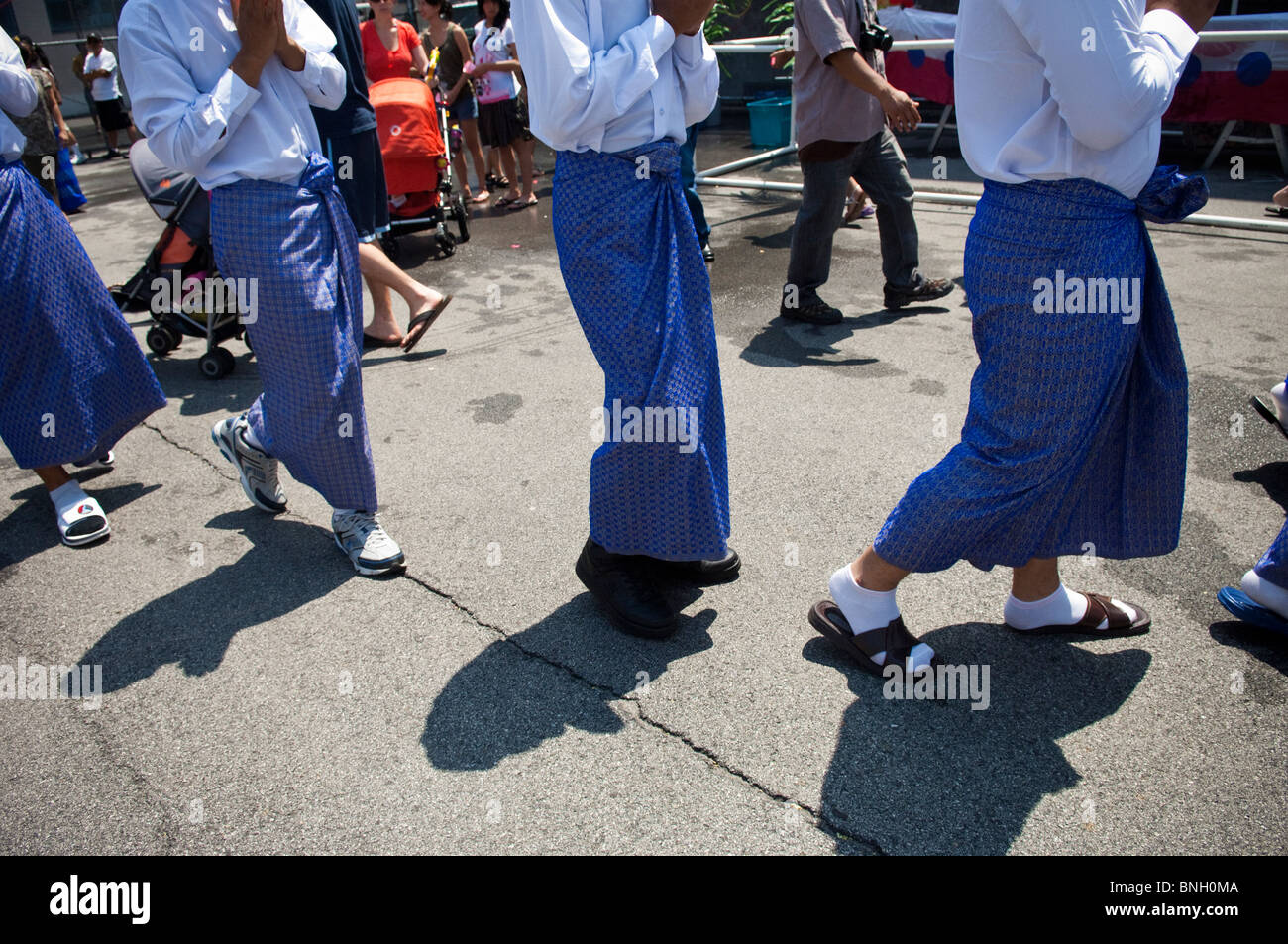 Ballerini eseguono una processione e la danza del rispetto per gli anziani presso il birmano Water Festival in New York Foto Stock