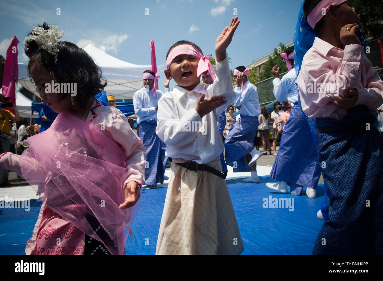 Ballerini eseguono una processione e la danza del rispetto per gli anziani presso il birmano Water Festival in New York Foto Stock
