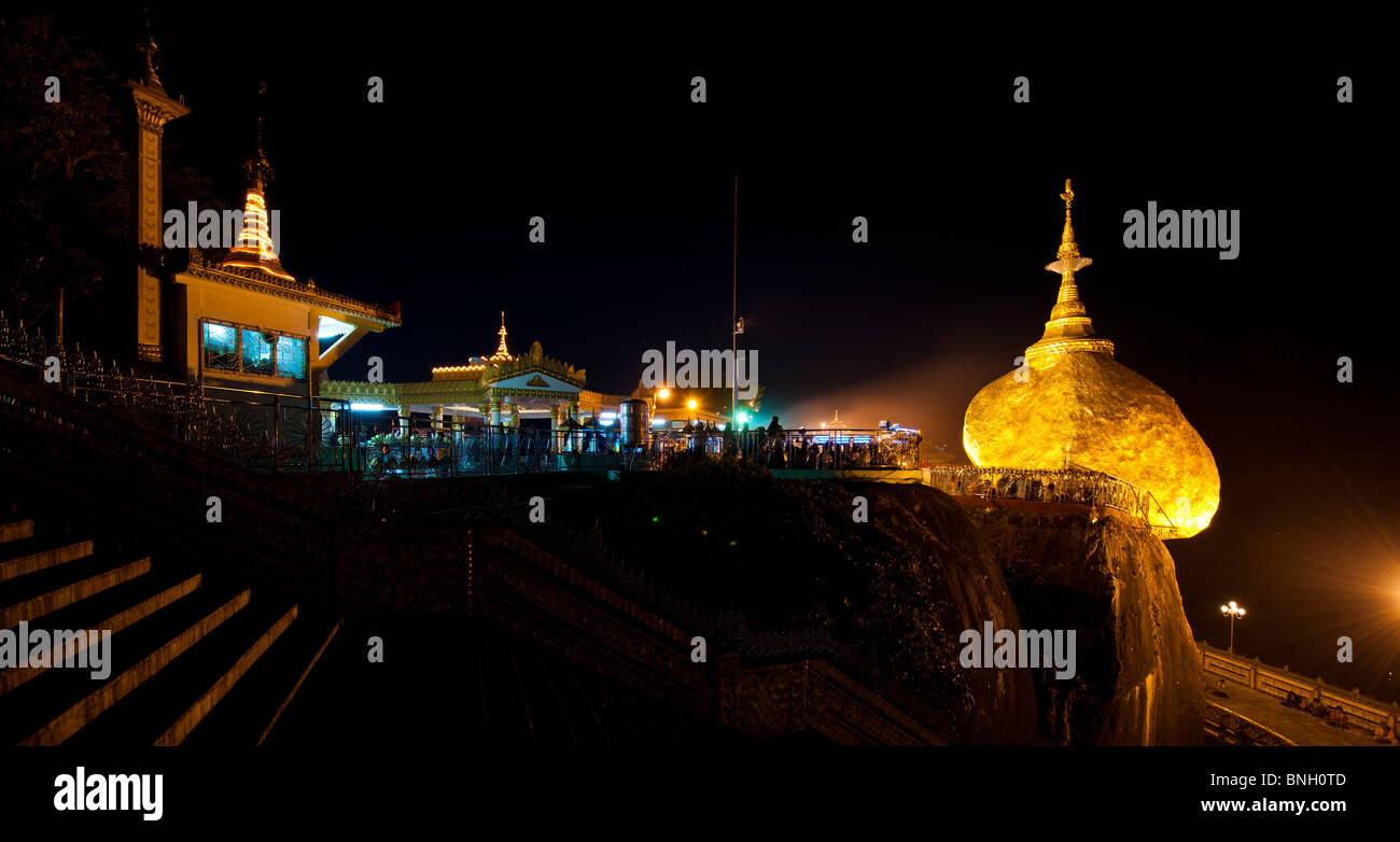 Golden Rock con stupa, Kyaikhtiyo Pagoda, Bago Birmania Foto Stock