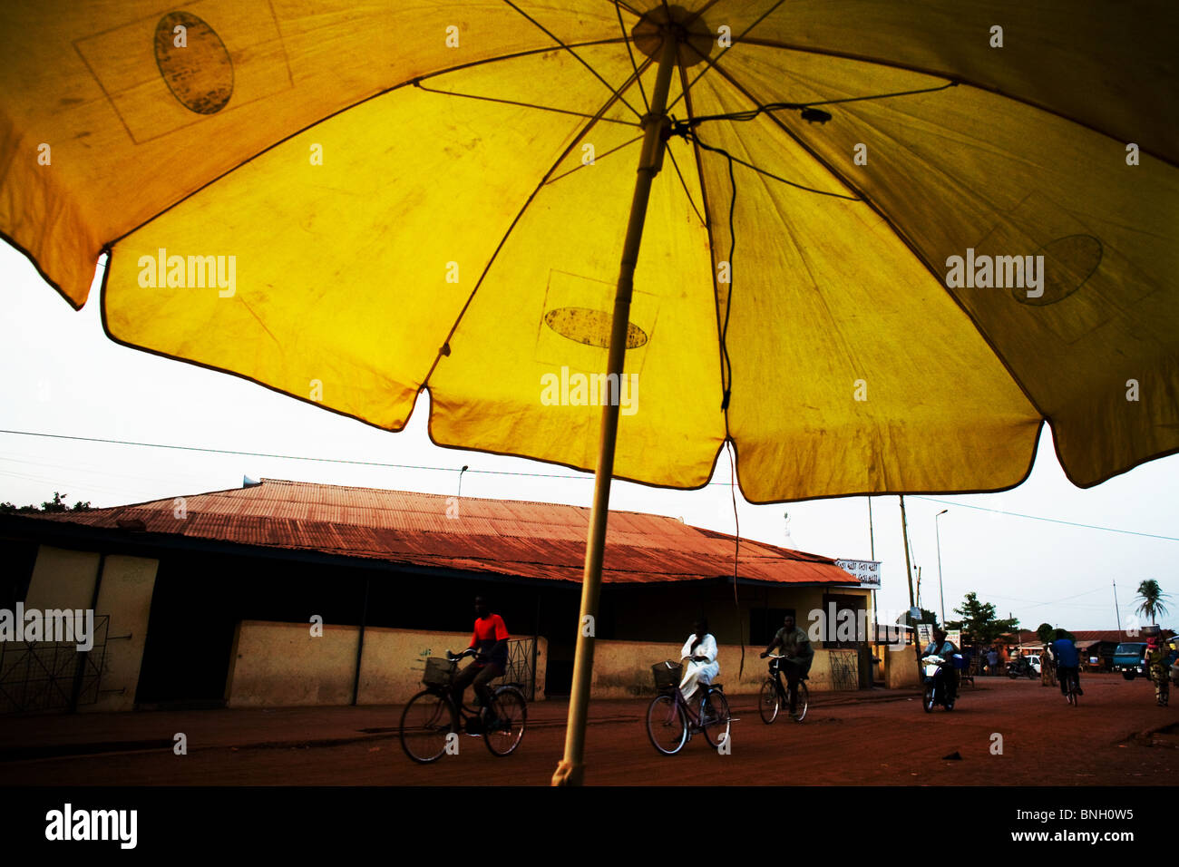 Scena di strada al di fuori di una moschea in Tamale del nord del Ghana il martedì 24 marzo, 2009. Foto Stock