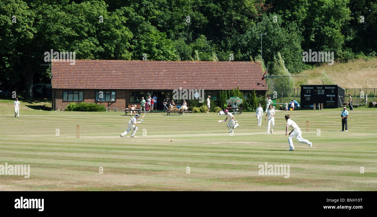 Un weekend di gioco di cricket nel villaggio inglese di Lyminge, Kent, Regno Unito Foto Stock