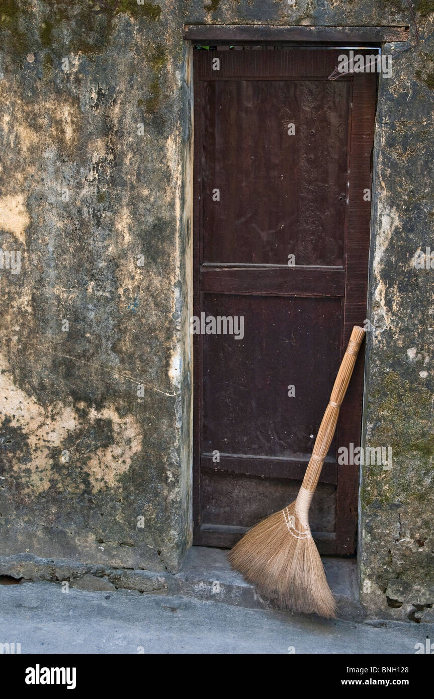 Ginestra contro una porta, Hoi An, Vietnam Foto Stock