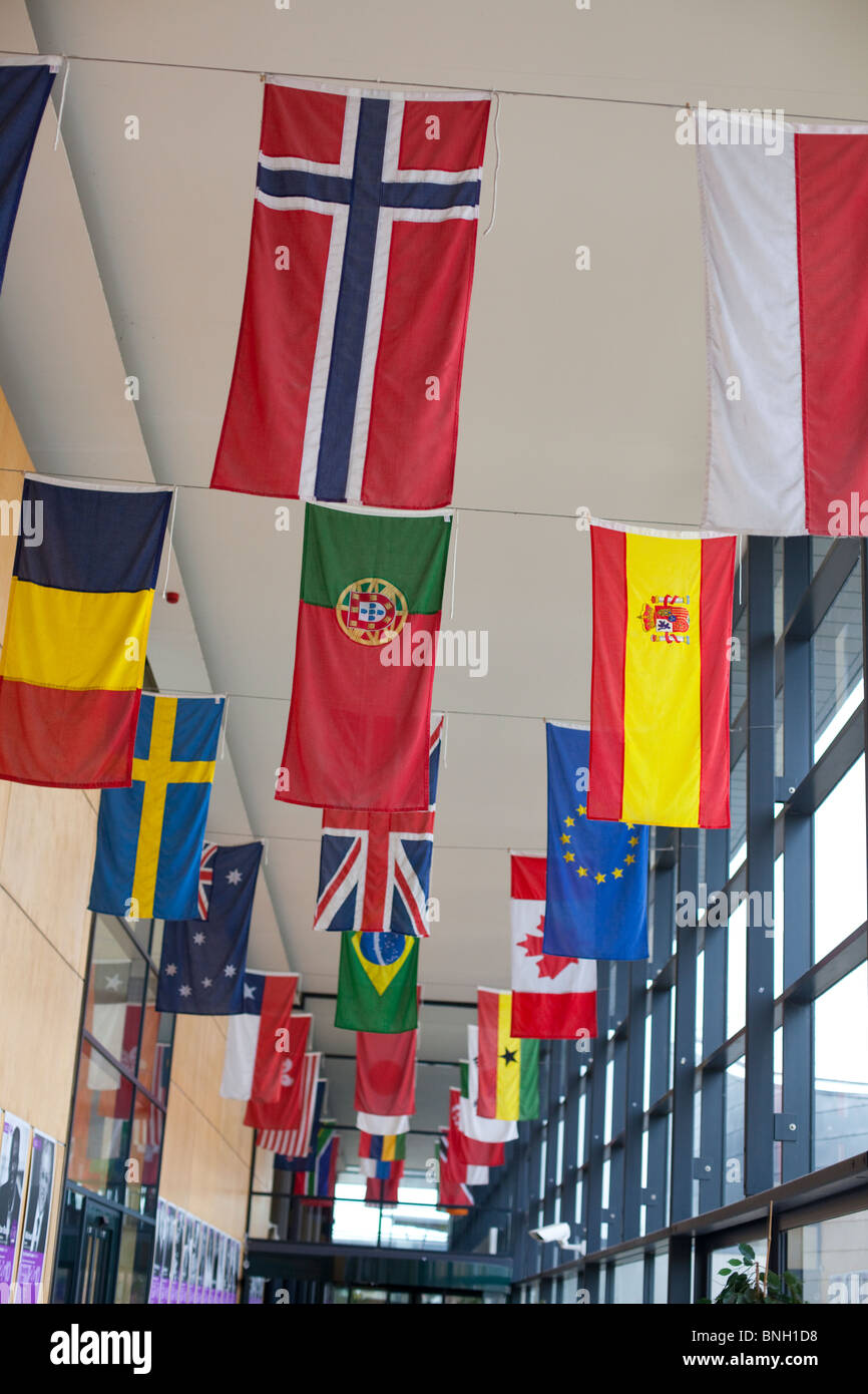 Bandiere del mondo pendenti dal soffitto alto. Foto Stock