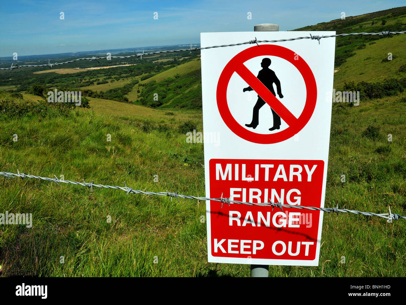 Militari di Tiro segno di avvertimento nel Dorset Regno Unito Regno Unito Foto Stock