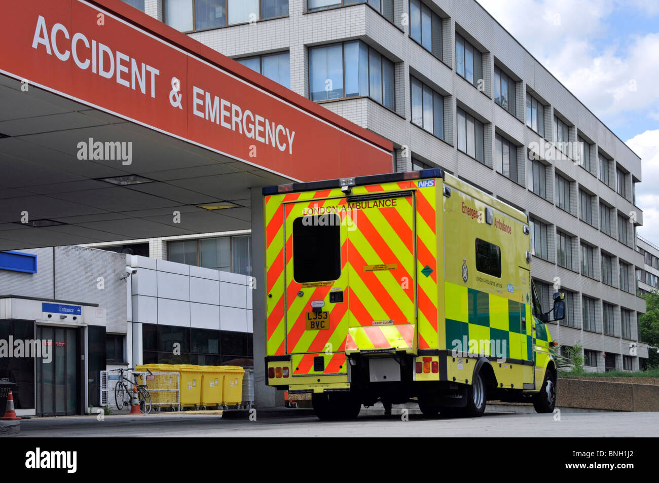 NHS SOS uk ambulanza di emergenza a Londra A&e National Health Service ingresso ospedale per ricoveri di pronto soccorso e incidente Inghilterra Regno Unito Foto Stock