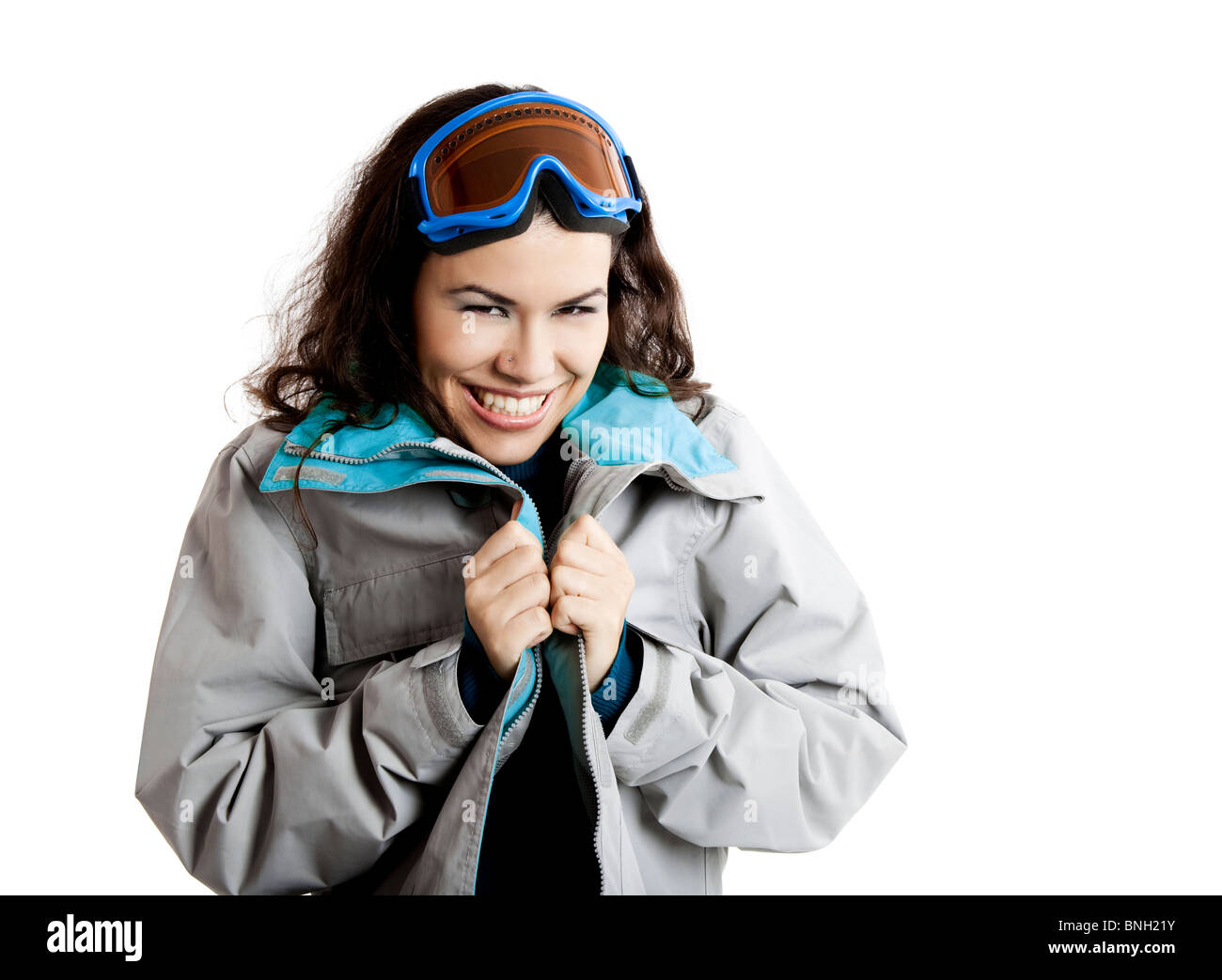 Ritratto di una giovane e bella ragazza che indossa un cappotto invernale e occhiali da neve Foto Stock