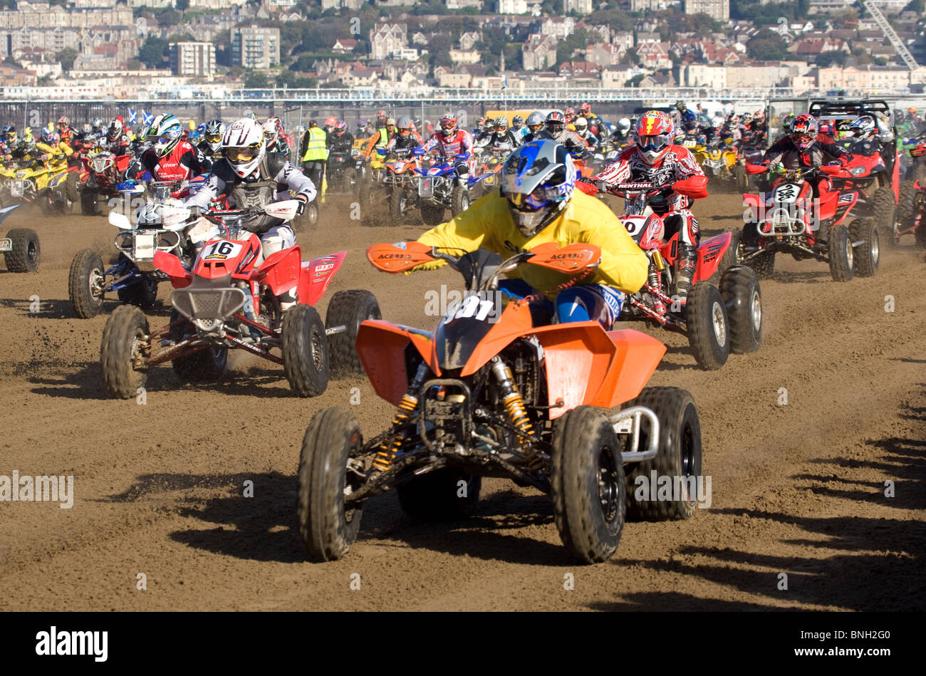 Mass start della gara quadbike presso il Weston Beach Race, Weston-super-mare Foto Stock