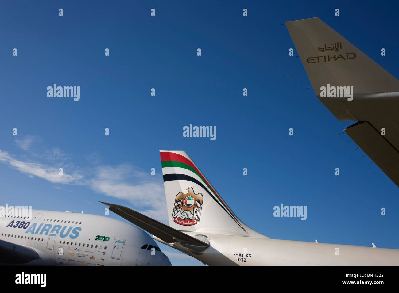 Un Airbus A380 è parcheggiato il naso alla coda con il suo rivale nel mondo della compagnia aerea, un Boeing 777 appartenenti alla Etihad Airways. Foto Stock