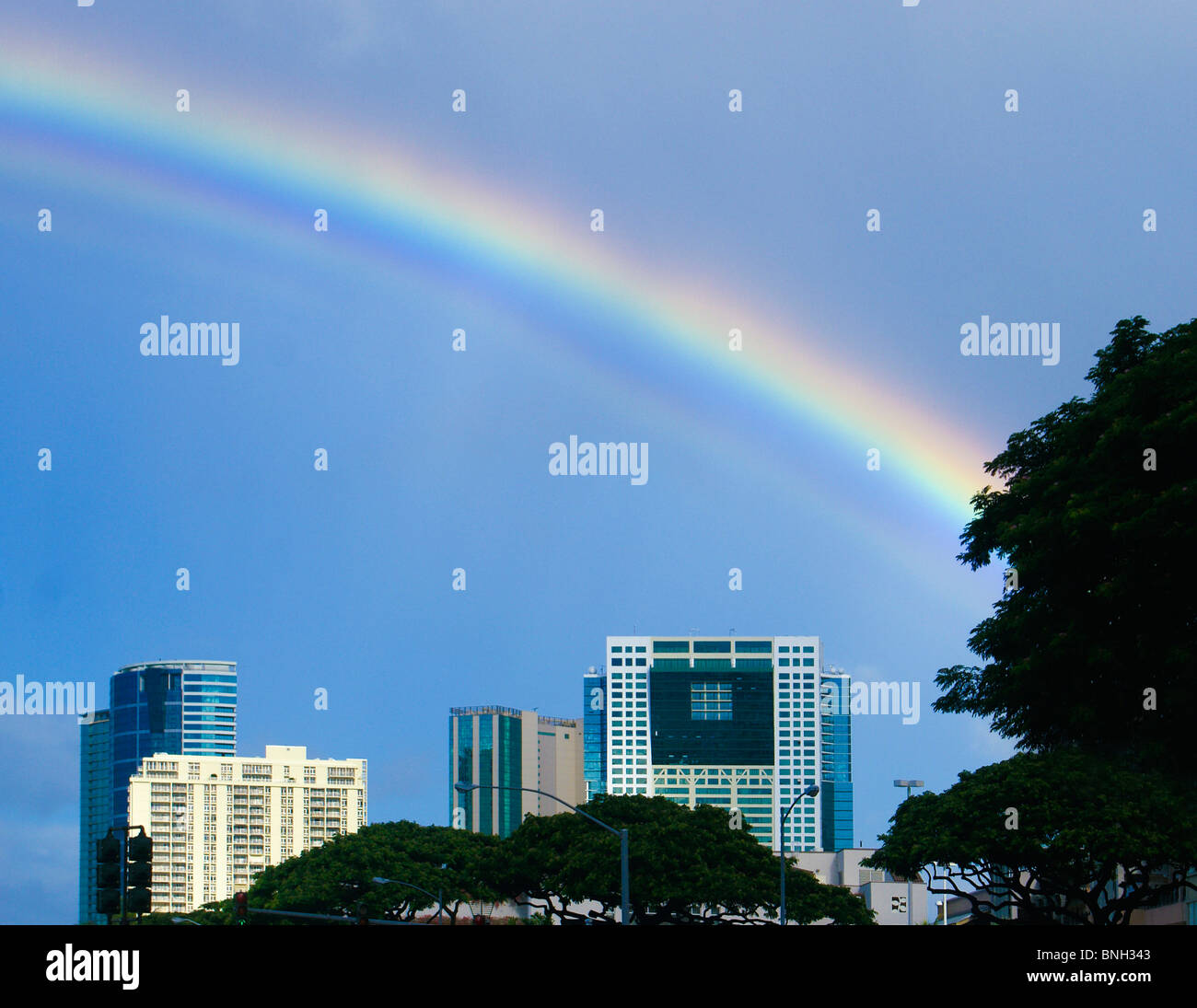 Un arcobaleno è una visione comune a Honolulu Foto Stock