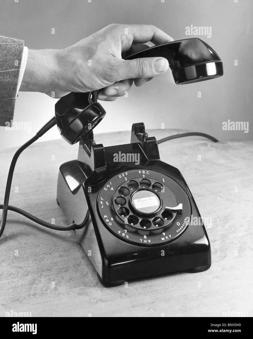 Close-up di una mano di un uomo in possesso di un ricevitore telefonico Foto Stock
