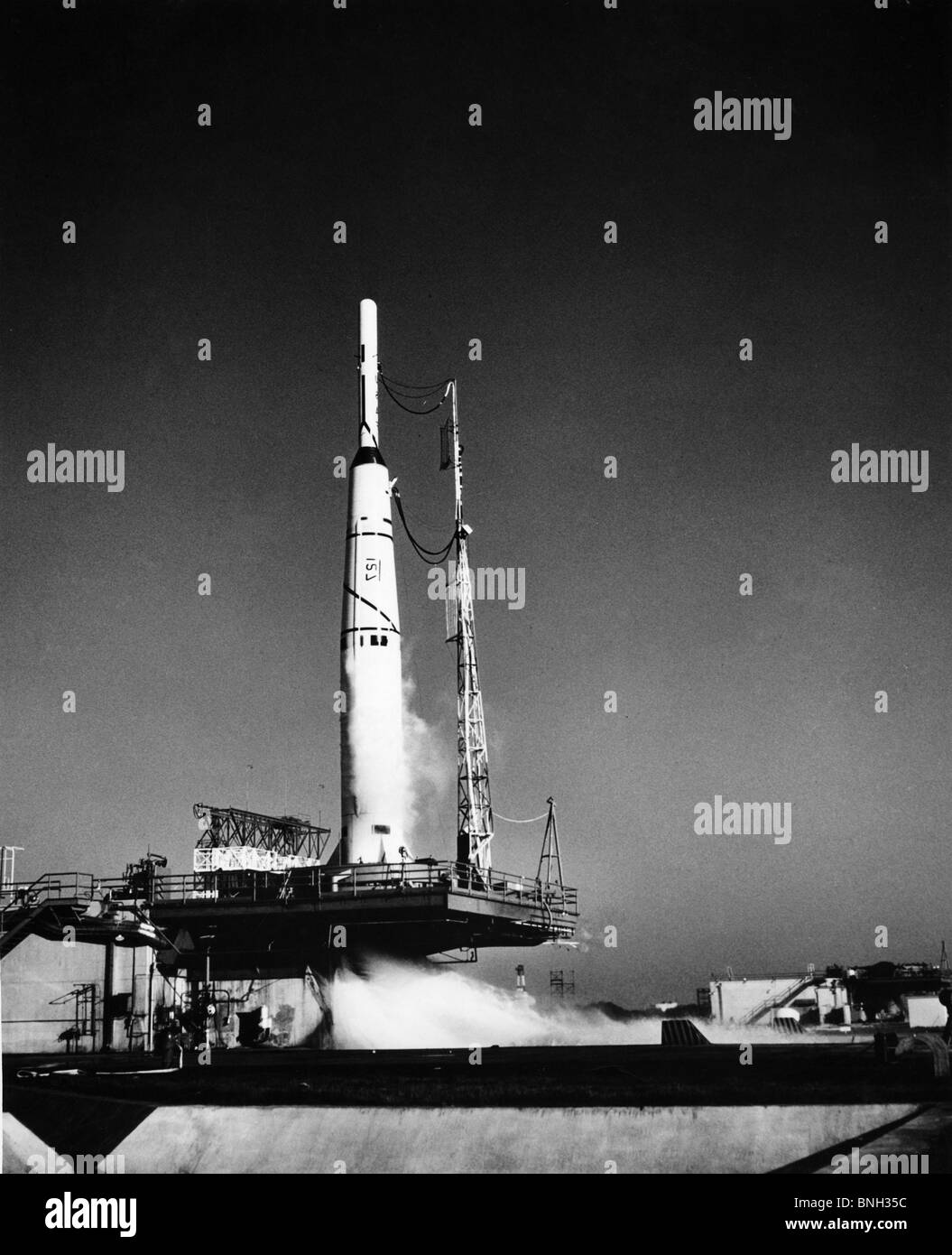 Basso angolo di visione di un razzo su una piazzola di lancio, Pioneer 0 Foto Stock