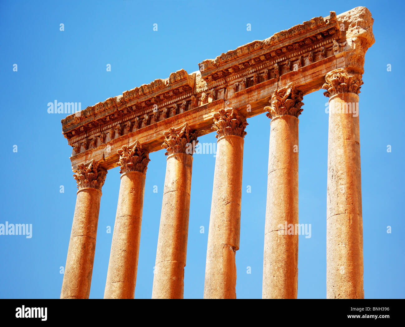 Giove antico tempio di colonne romane oltre il cielo blu, Baalbek, Libano Foto Stock