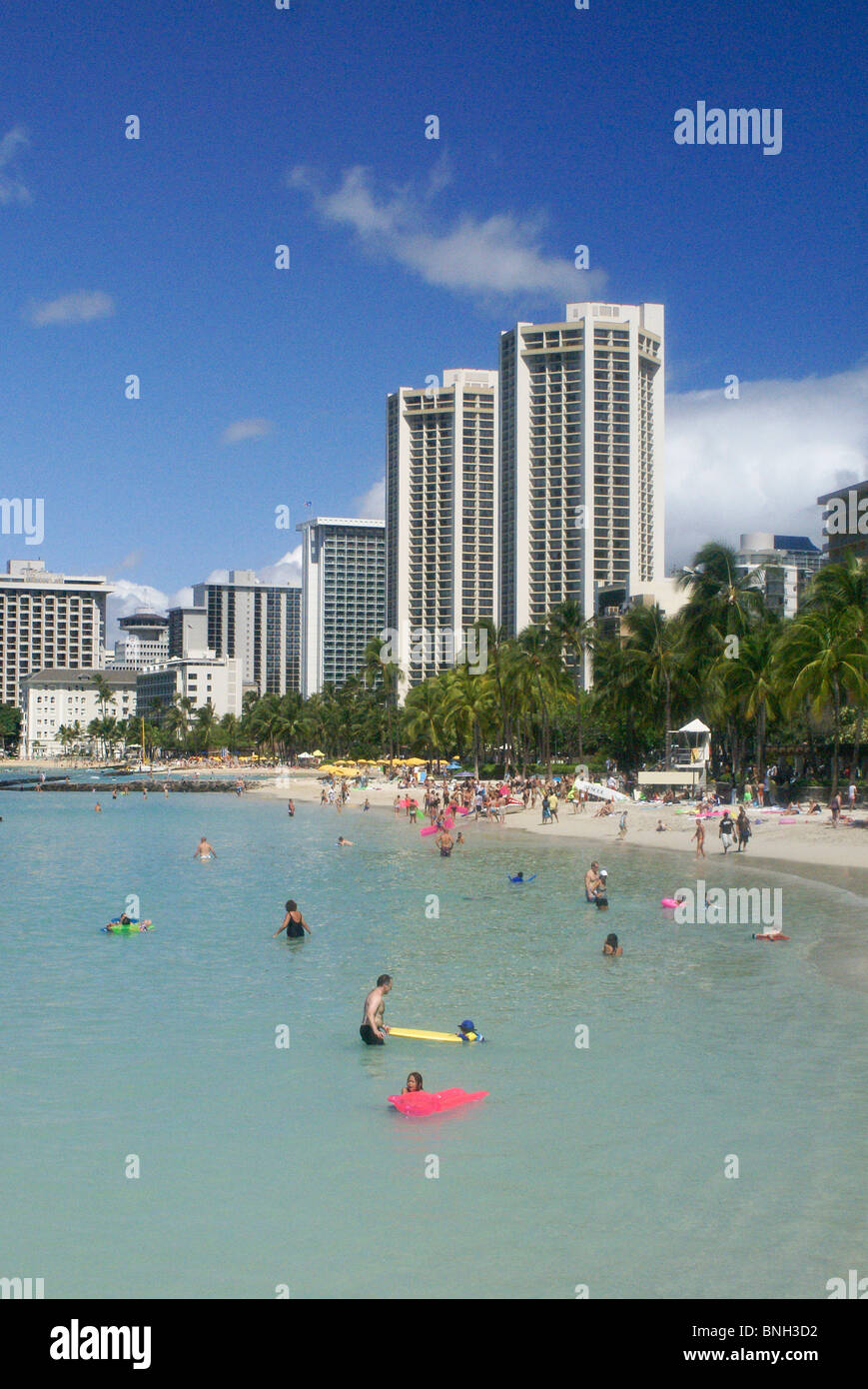 La spiaggia di Waikiki di Oahu, Hawaii ha sabbia bianca, palme, nuoto, surf e prendere il sole. Foto Stock